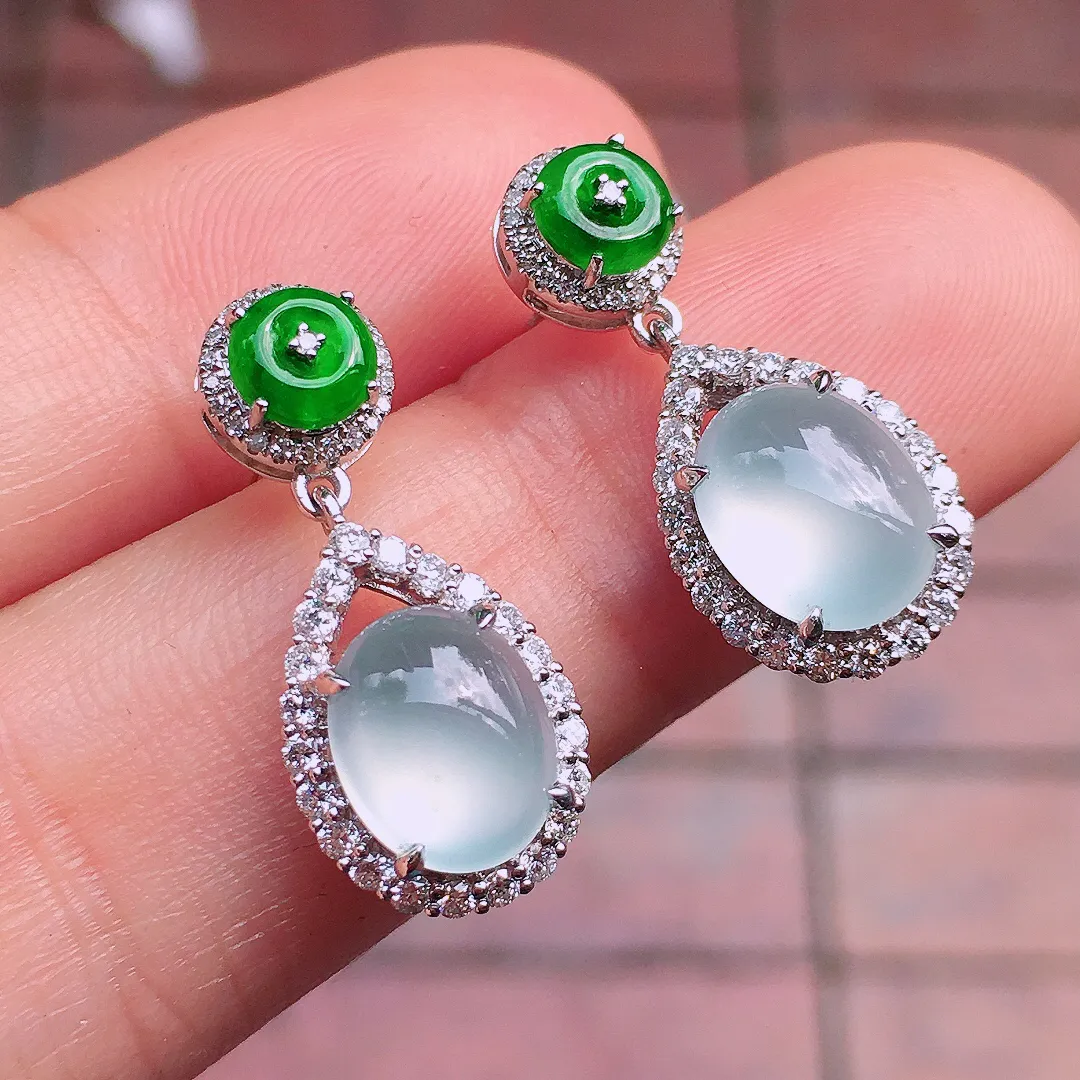 冰种蛋面耳坠，玉质细腻，荧光感超
强，饱满水润，气质满满。18k
金豪华镶嵌