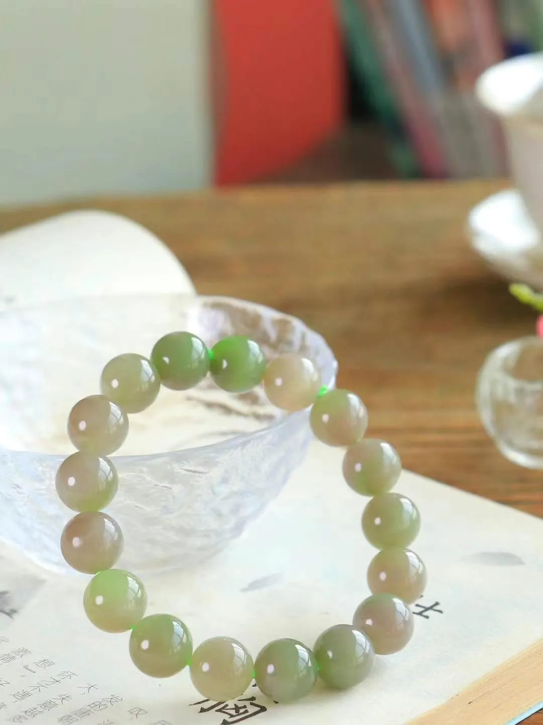 【岁月静好.手串】

精品️和田玉烟紫翠青双色圆珠手串，精选上等和田玉料，每一颗珠子都散发着温润光泽，宛如岁月沉淀的优雅。佩戴它，感受时光的静谧与从容，彰显不凡品味。重35.4克  尺寸取一11mm  45461021L