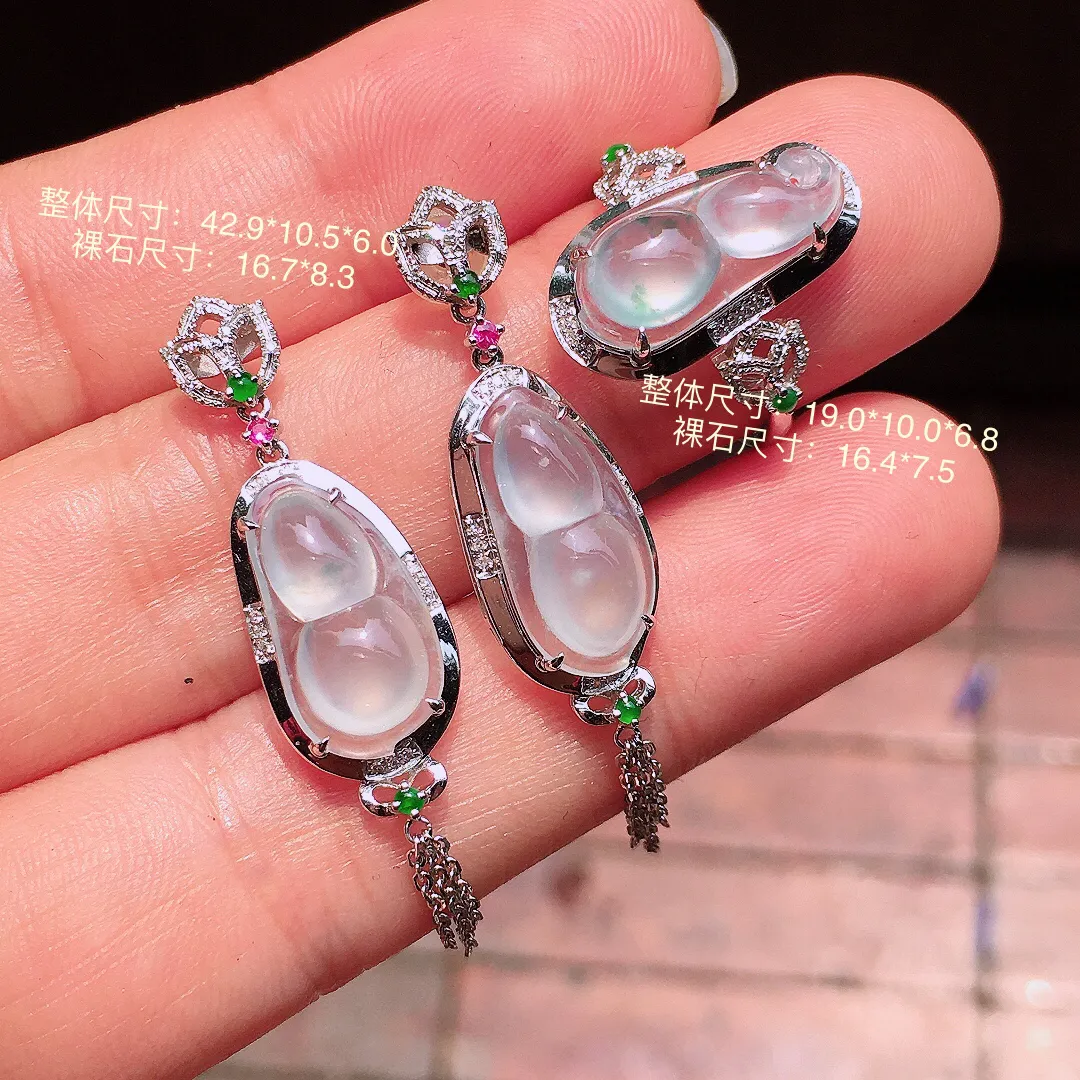 冰种福豆套装（耳坠+戒指），玉质细腻，荧光感超
强，饱满水润，气质满满。18k
金豪华镶嵌