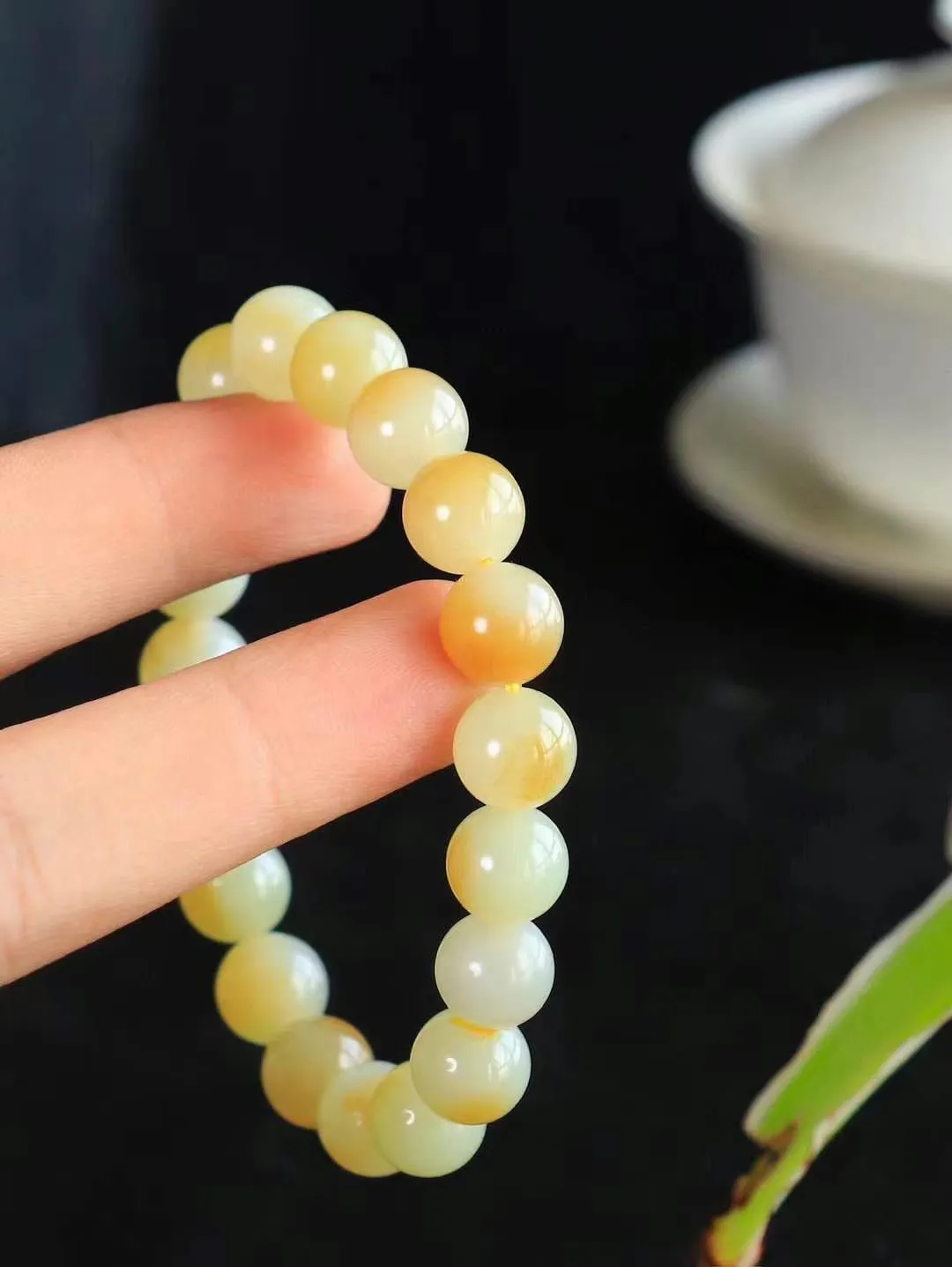 【福运绵延.手串】

精品和田玉糖白玉圆珠手串，承载着千年玉文化的深厚底蕴，寓意吉祥如意、福运绵长。每一颗珠子都经过精心打磨，圆润光滑，为您带来宁静与祥和。重31克  尺寸取一10mm  21401068T