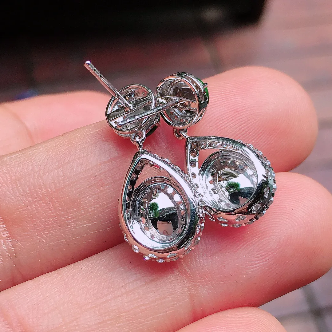 冰种蛋面耳坠，玉质细腻，荧光感超
强，饱满水润，气质满满。18k
金豪华镶嵌