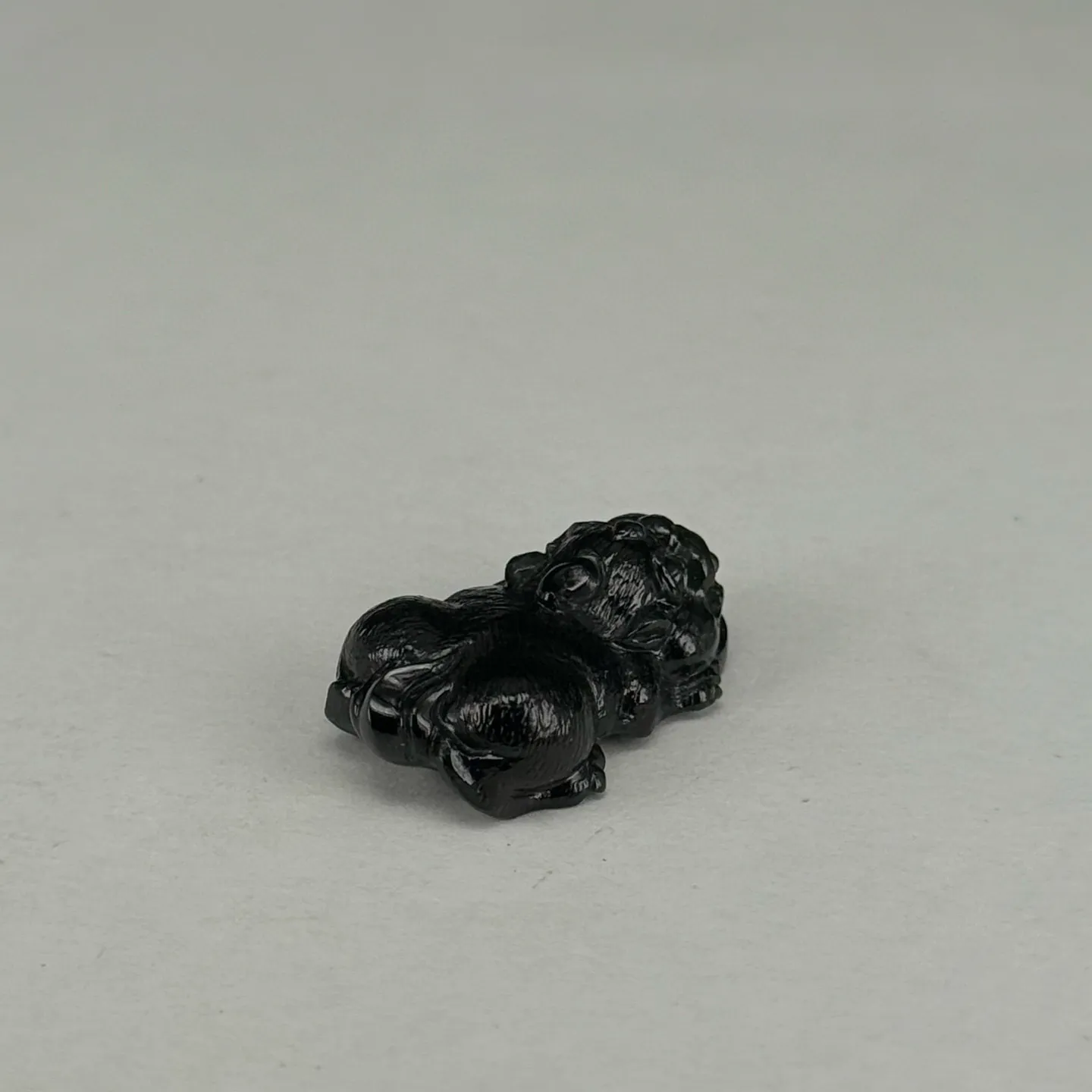 精品墨翠貔貅戒面 种好色正 黑度极好 打灯通透 油性十足 尺寸23.8
