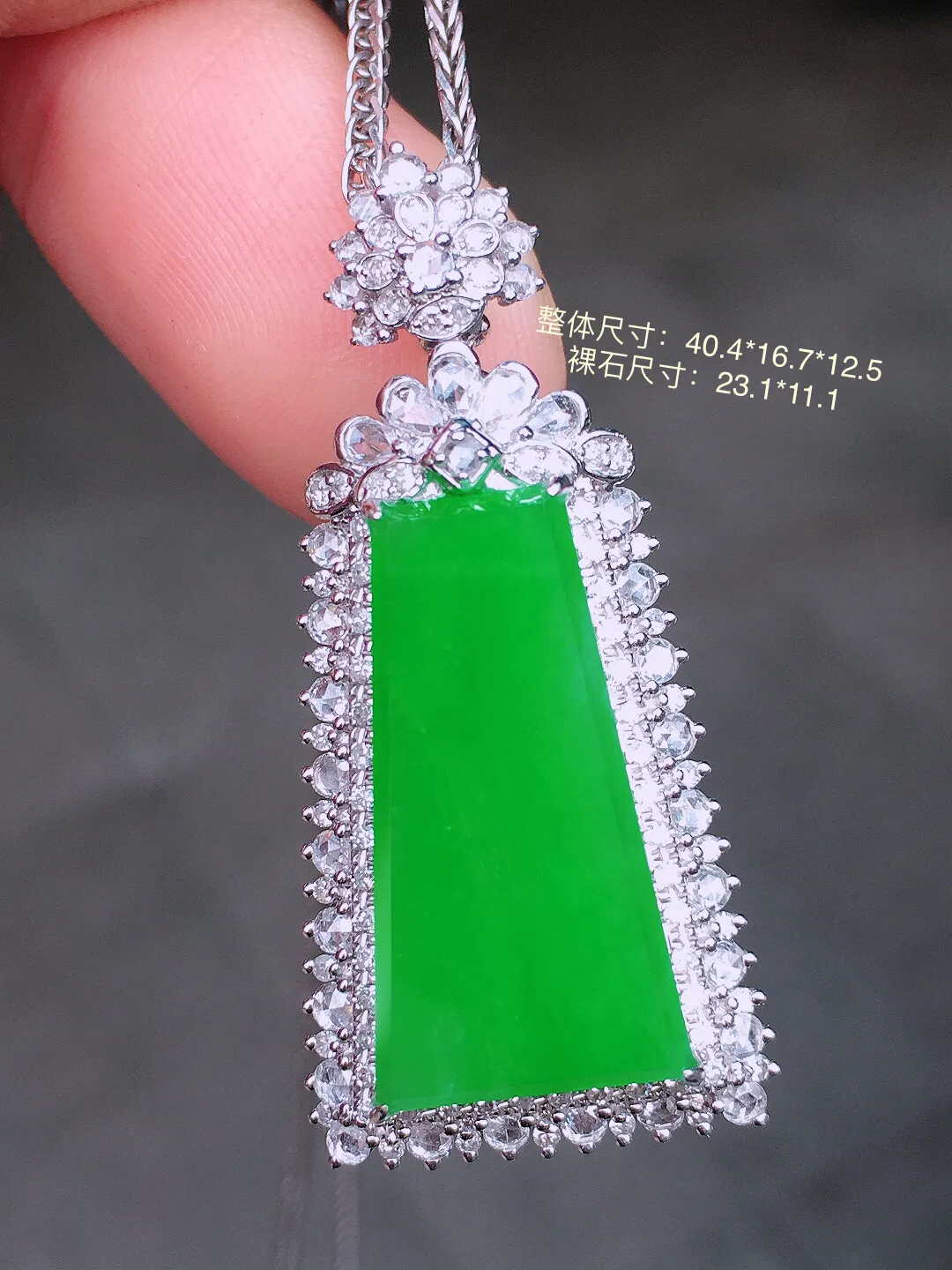 正阳绿无事牌吊坠，色泽均匀艳丽，玉质细腻，荧光感超
强，饱满水润，气质满满。18k
金豪华镶嵌