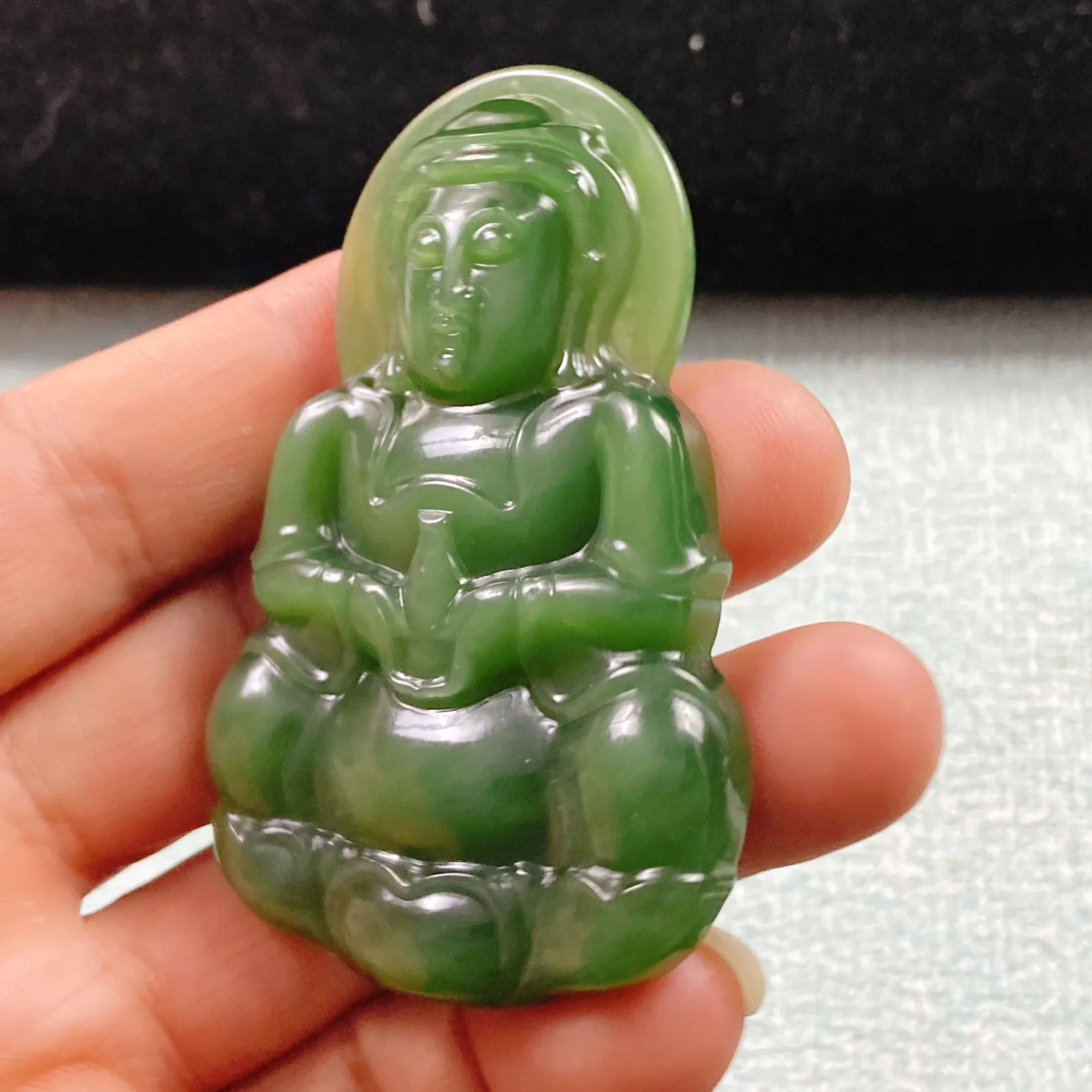 和田玉碧玉冰阳绿观音68/45/9重39.8克无裂无杂玉质细腻油润手推出油