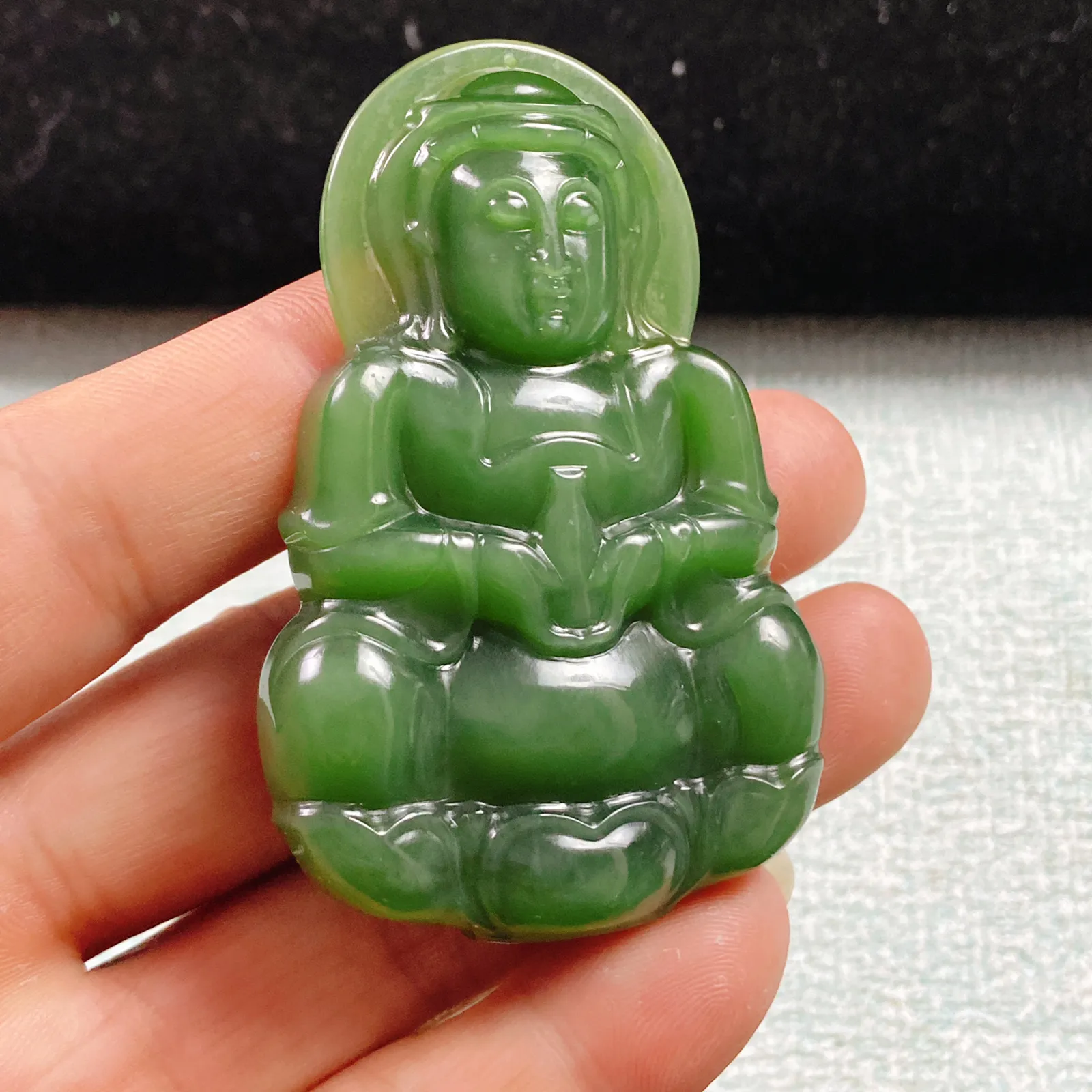 和田玉碧玉冰阳绿观音68/45/9重39.8克无裂无杂玉质细腻油润手推出油