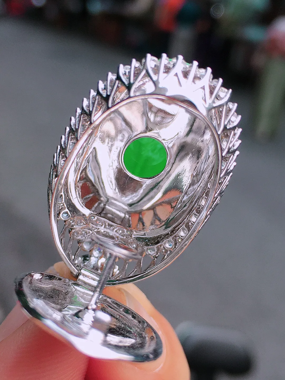 阳绿玉叶吊坠，色泽均匀艳丽，玉质细腻，荧光感超
强，饱满水润，气质满满。18k
金豪华镶嵌