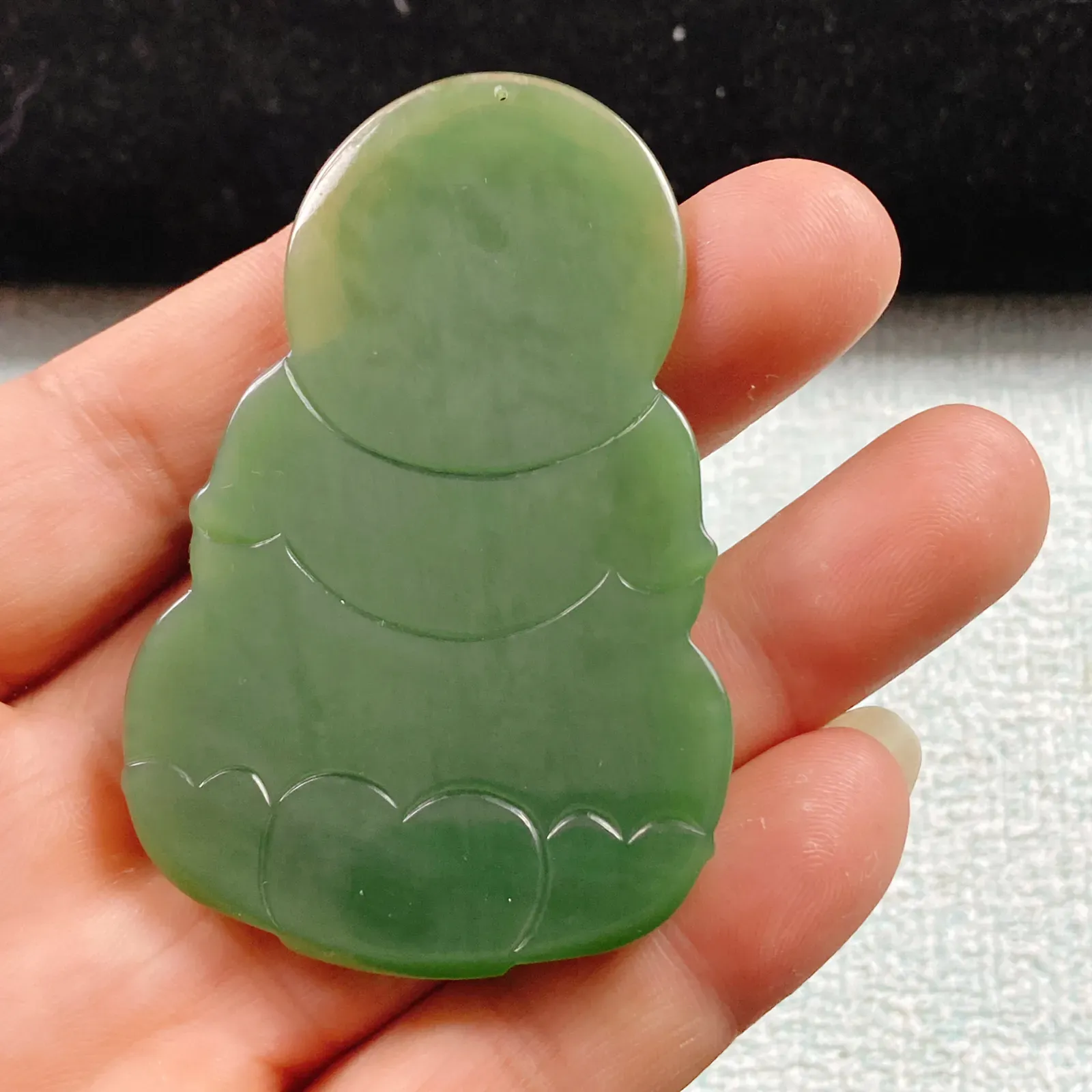 和田玉碧玉冰阳绿观音68/45/9重39.8克无裂无杂玉质细腻油润手推出油