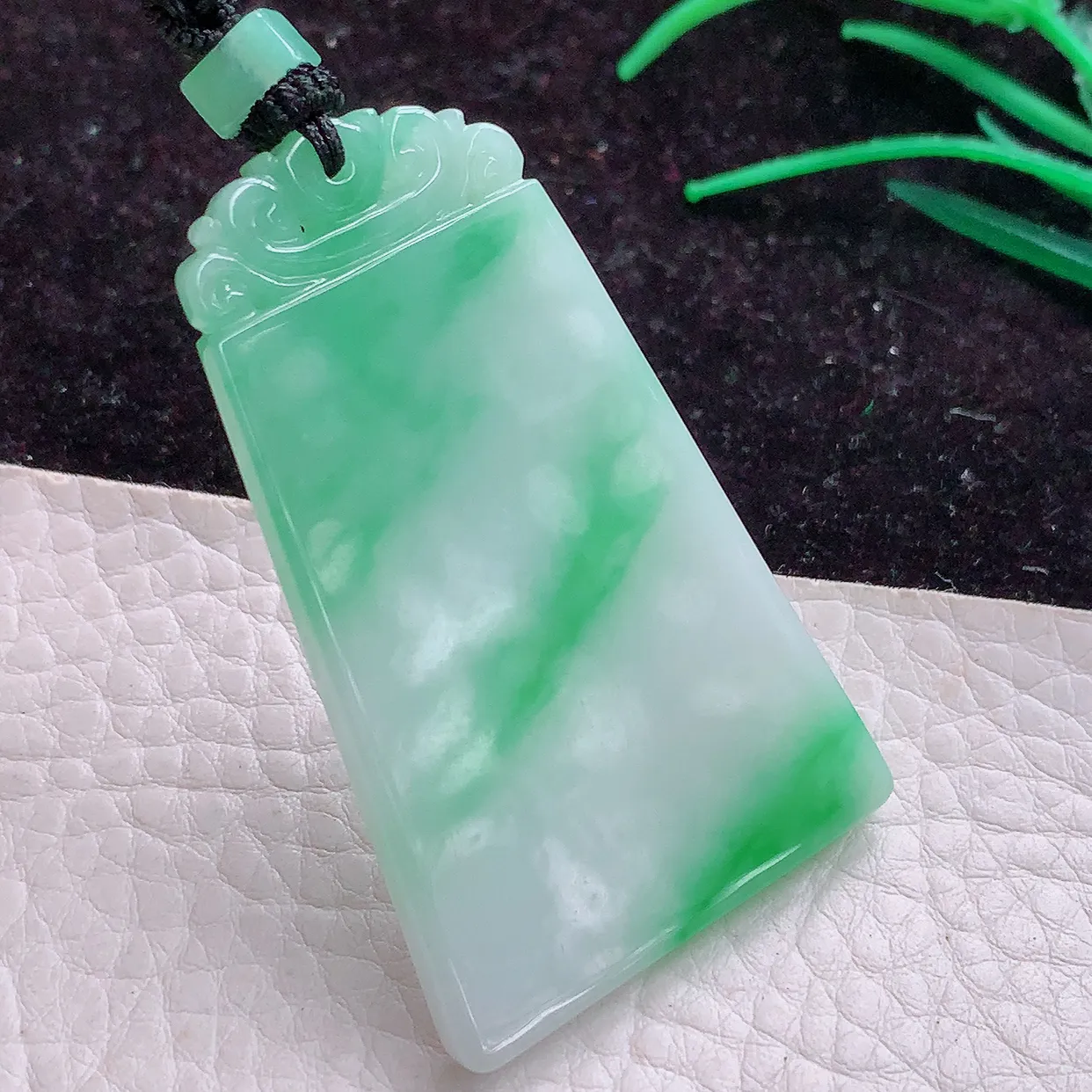 实拍mut缅甸A货翡翠飘绿平安无事牌吊坠52*33*4mm