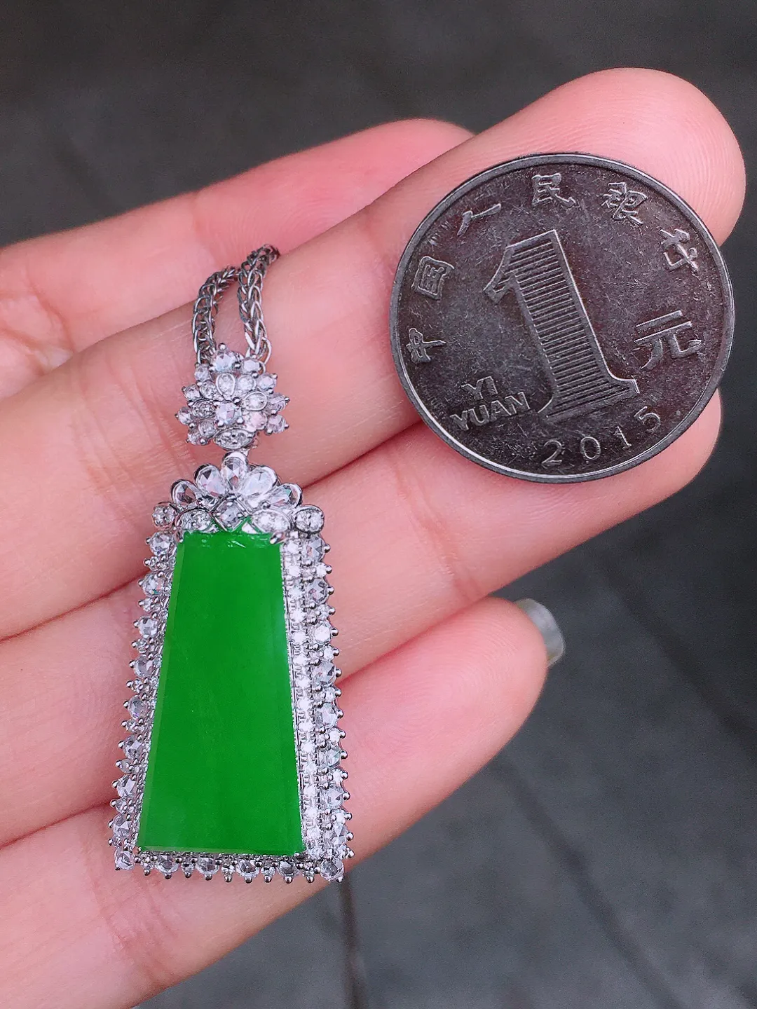 正阳绿无事牌吊坠，色泽均匀艳丽，玉质细腻，荧光感超
强，饱满水润，气质满满。18k
金豪华镶嵌