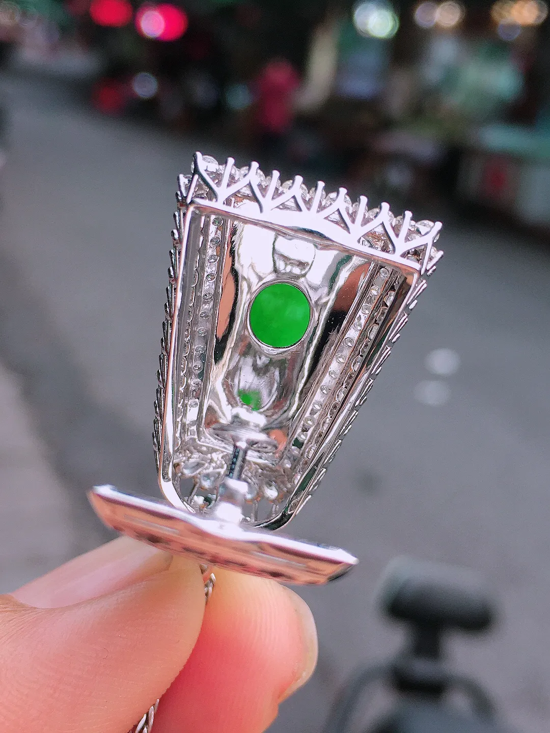 正阳绿无事牌吊坠，色泽均匀艳丽，玉质细腻，荧光感超
强，饱满水润，气质满满。18k
金豪华镶嵌