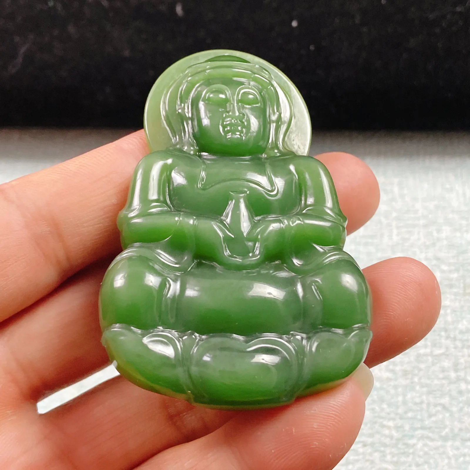 和田玉碧玉冰阳绿观音68/45/9重39.8克无裂无杂玉质细腻油润手推出油