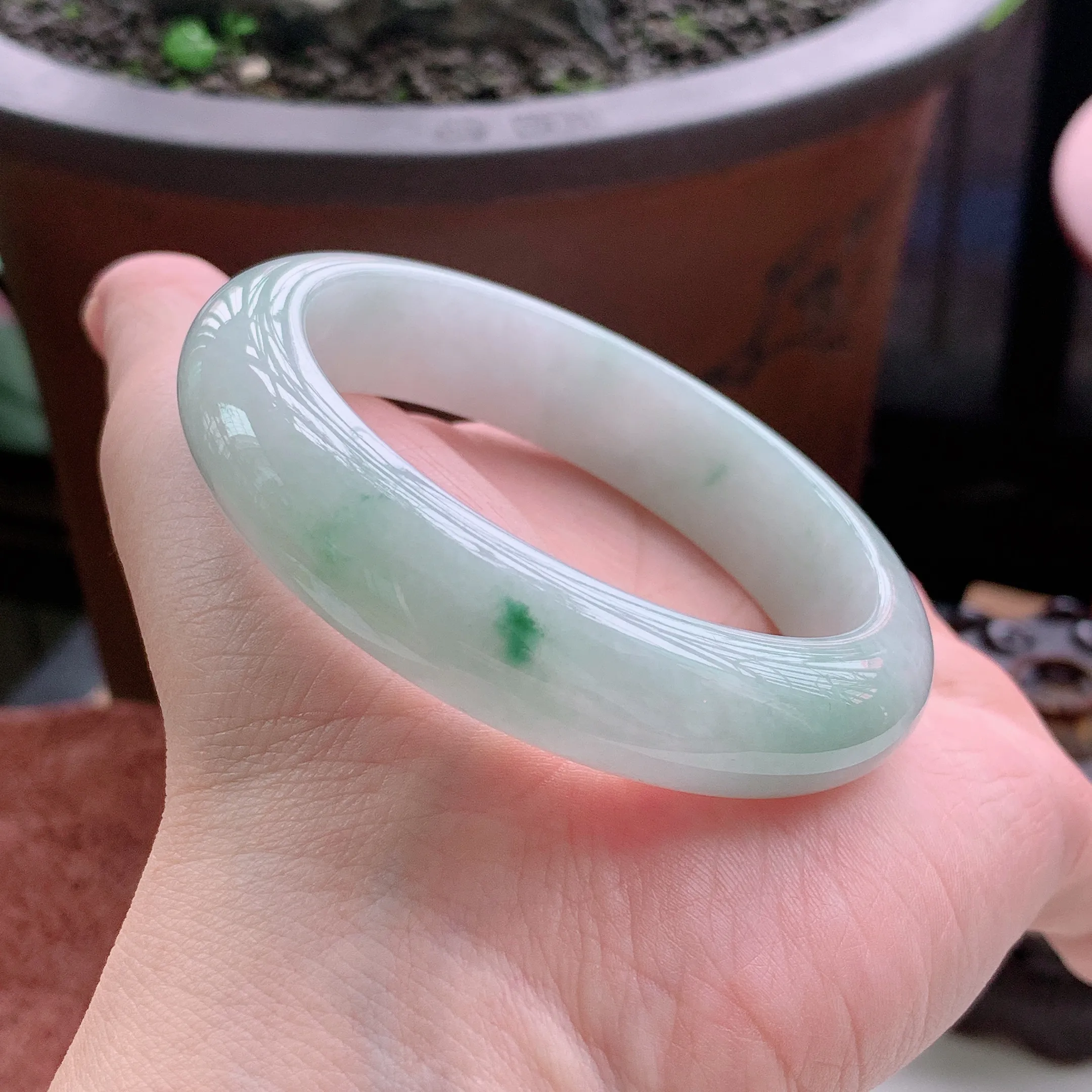 正圈54圈口，天然A货翡翠冰糯种水润飘绿玉手镯，水润秀丽，飘花灵动，种水十足，视觉甜美可人，恰到好