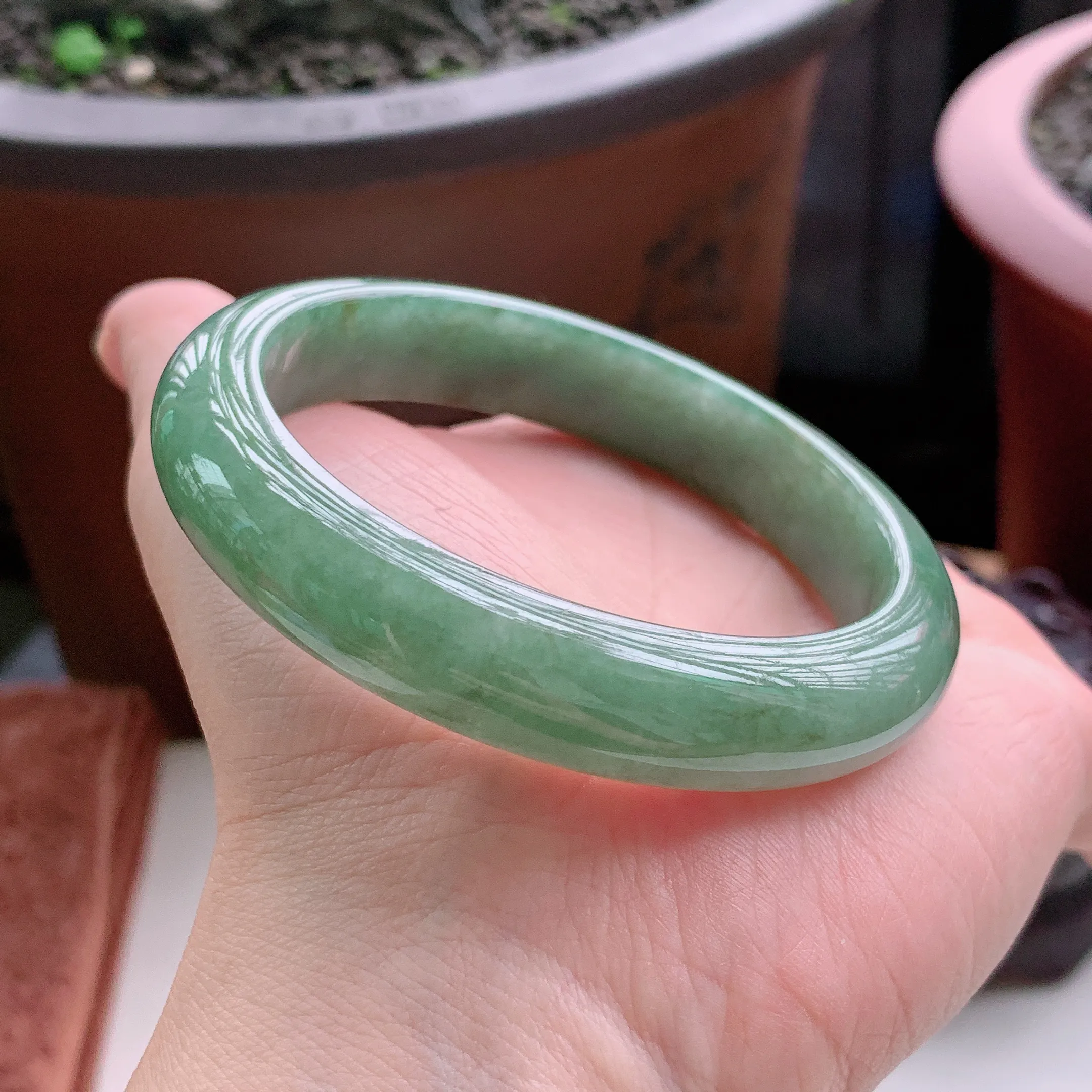 正圈58圈口，天然A货翡翠冰糯种油青满色满绿玉手镯，水润秀丽，飘花灵动，种水十足，视觉甜美可人，恰到好处的美，十分高雅耐看，条形优美，上手优雅大方。