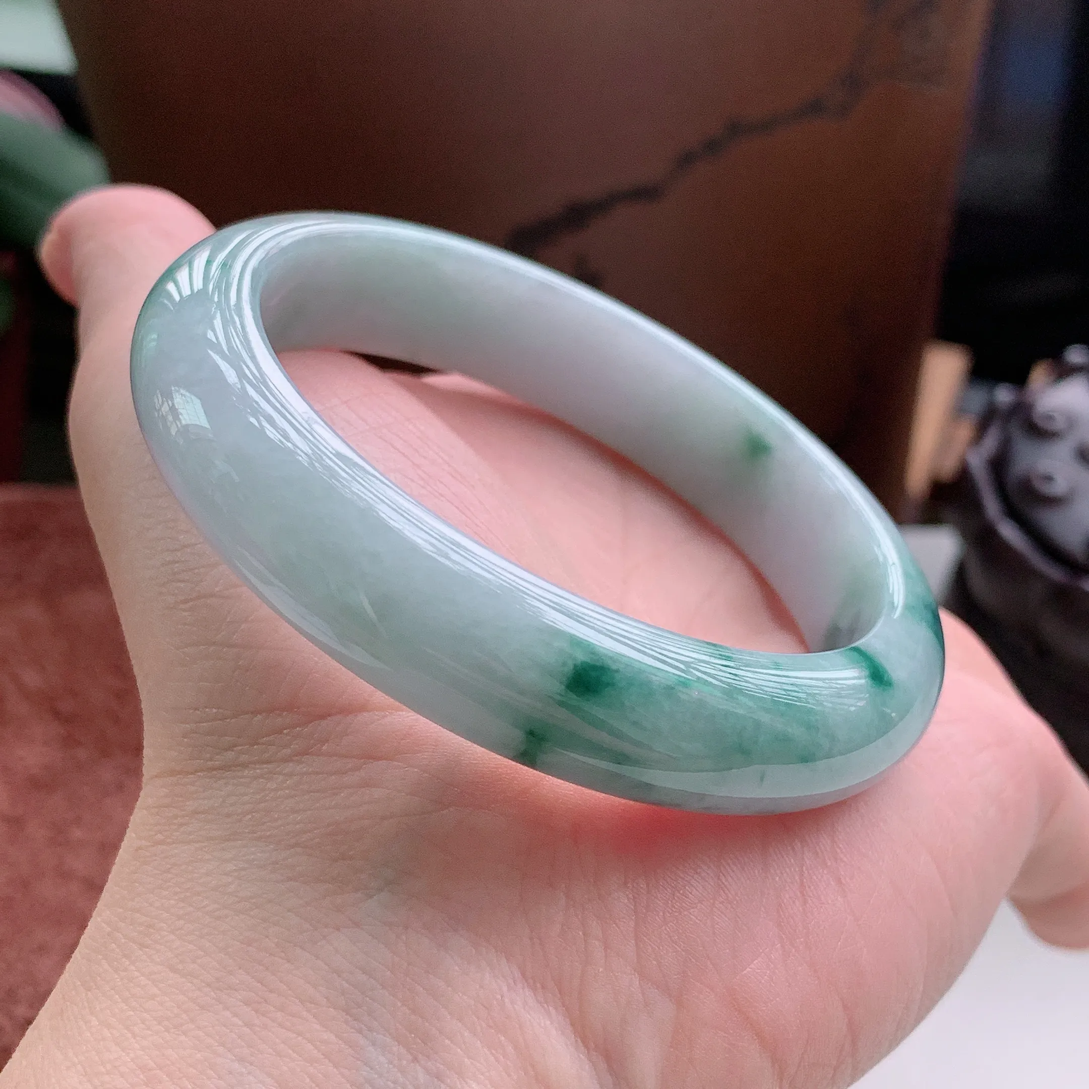 正圈57圈口，天然A货翡翠冰糯种水润飘绿玉手镯，水润秀丽，飘花灵动，种水十足，视觉甜美可人，恰到好处的美，十分高雅耐看，条形优美，上手优雅大方。58.56