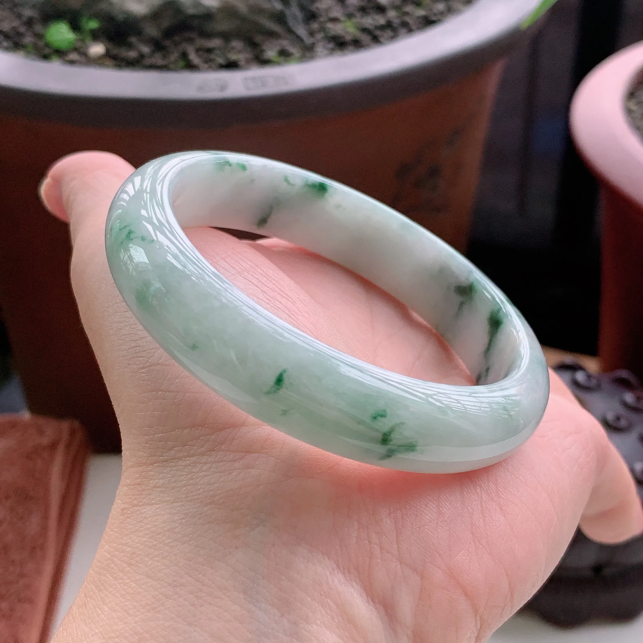 正圈58圈口，天然A货翡翠冰糯种春彩飘阳绿玉手镯，水润秀丽，飘花灵动，种水十足，视觉甜美可人，恰到好处的美，十分高雅耐看，条形优美，上手优雅大方。58.92