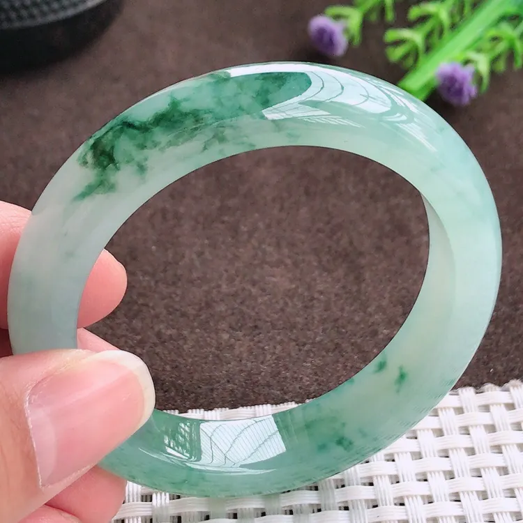 自然光，51.2圈口，老坑冰胶果冻冰飘花手镯，翡翠玉镯，玉质细腻，冰莹起胶，色泽鲜美，均匀靓丽，雕工精湛，意境优美，清秀灵气，优雅气质，尺寸51.2/12/8.5