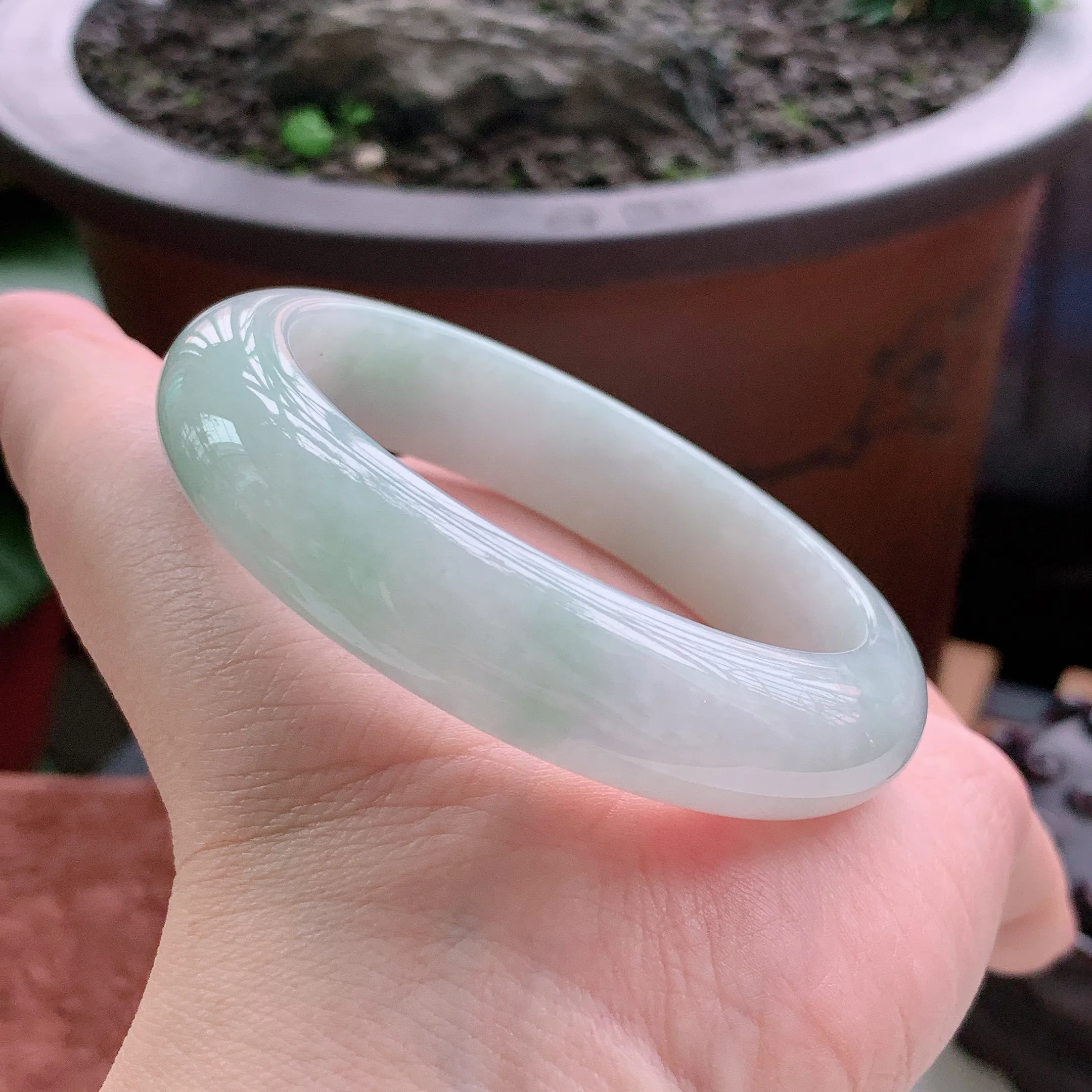正圈54圈口，天然A货翡翠冰糯种水润飘绿玉手镯，水润秀丽，飘花灵动，种水十足，视觉甜美可人，恰到好处的美，十分高雅耐看，条形优美，上手优雅大方。59.47