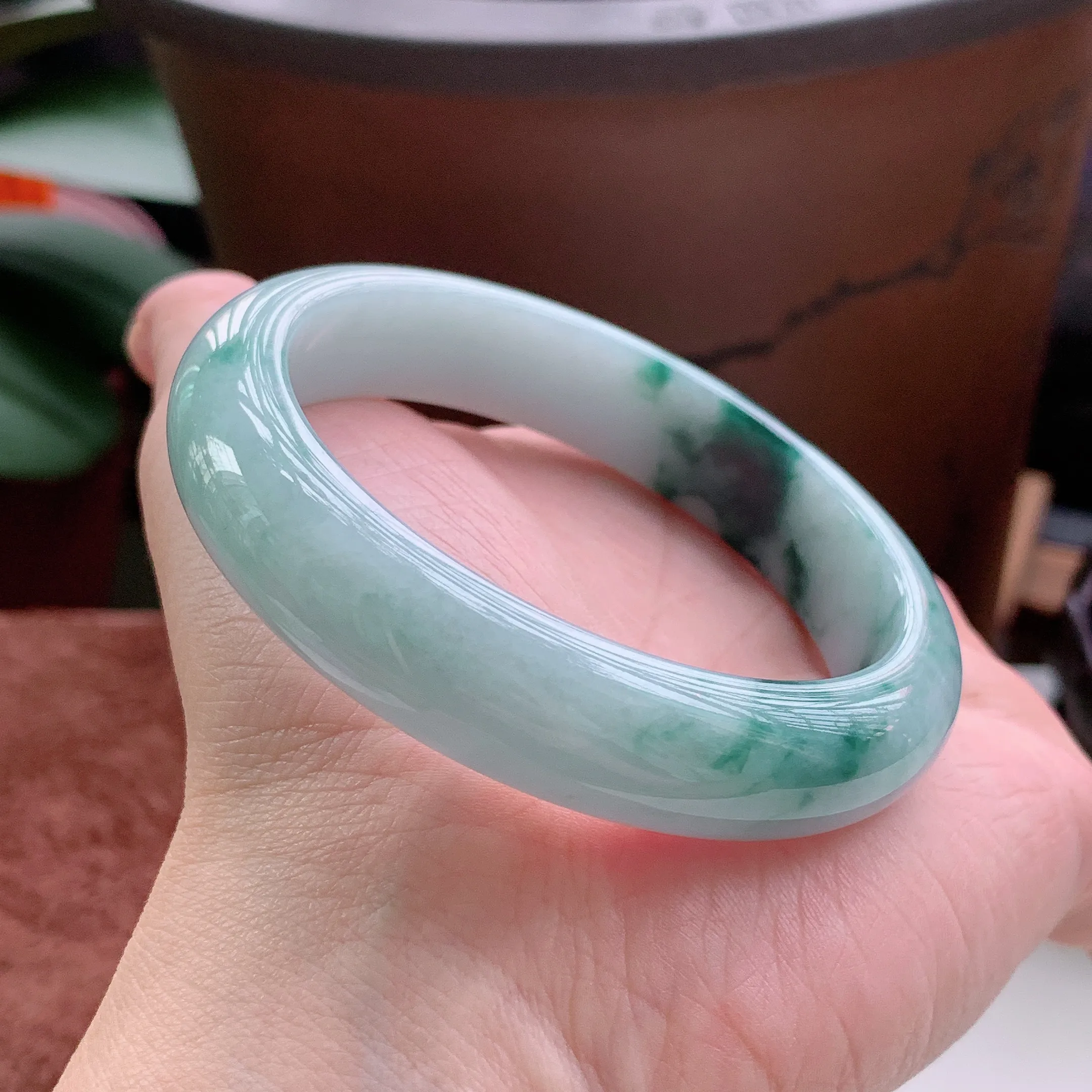 正圈58圈口，天然A货翡翠冰糯种春彩飘阳绿玉手镯，水润秀丽，飘花灵动，种水十足，视觉甜美可人，恰到好处的美，十分高雅耐看，条形优美，上手优雅大方。61.08