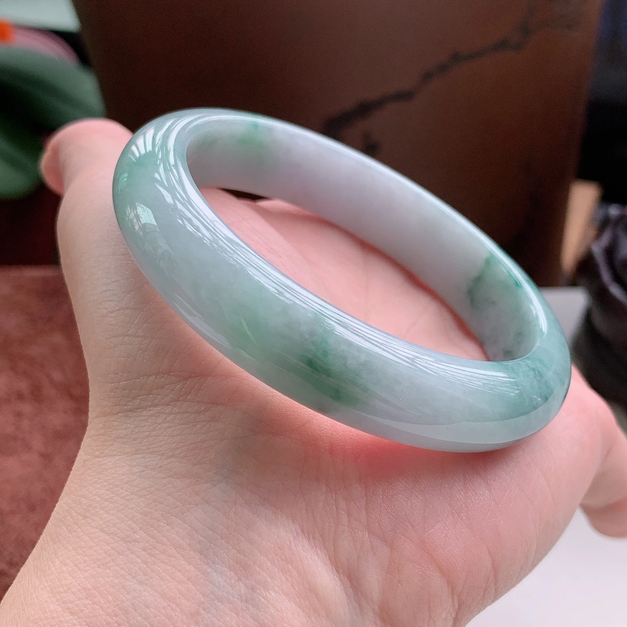 正圈57圈口，天然A货翡翠冰糯种水润飘绿玉手镯，水润秀丽，飘花灵动，种水十足，视觉甜美可人，恰到好处的美，十分高雅耐看，条形优美，上手优雅大方。58.56