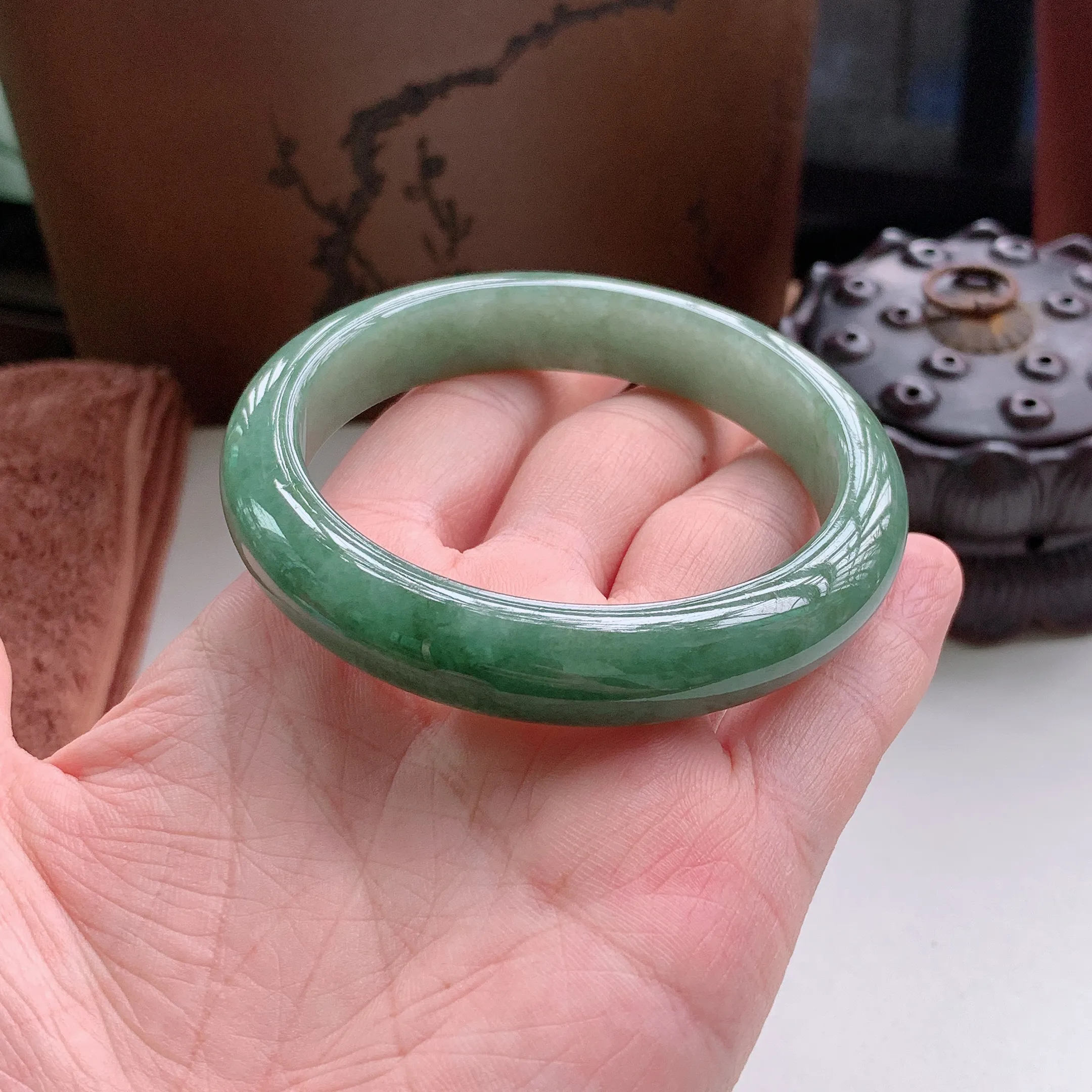 正圈58圈口，天然A货翡翠冰糯种油青满色满绿玉手镯，水润秀丽，飘花灵动，种水十足，视觉甜美可人，恰到好处的美，十分高雅耐看，条形优美，上手优雅大方。