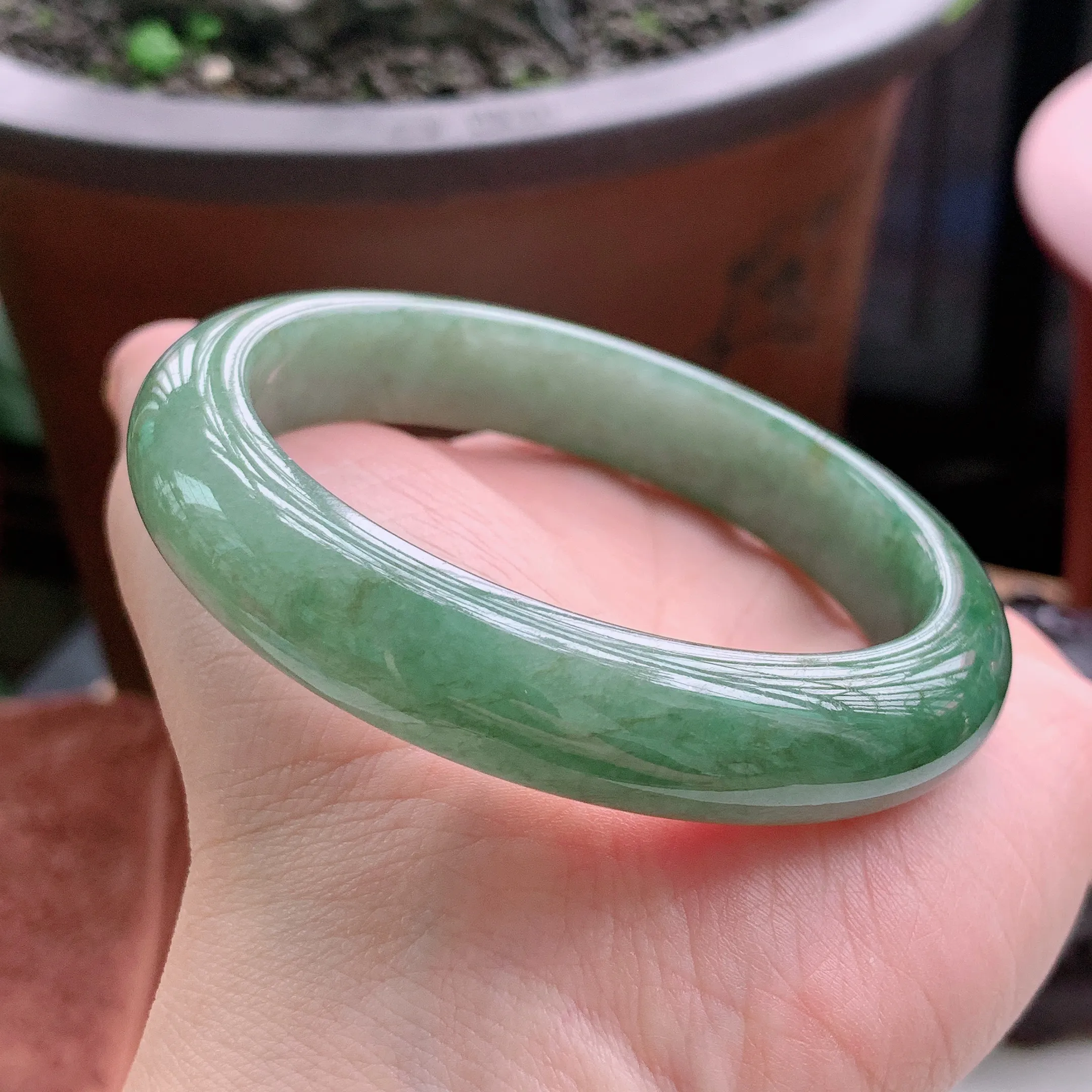 正圈58圈口，天然A货翡翠冰糯种油青满色满绿玉手镯，水润秀丽，飘花灵动，种水十足，视觉甜美可人，恰到好处的美，十分高雅耐看，条形优美，上手优雅大方。