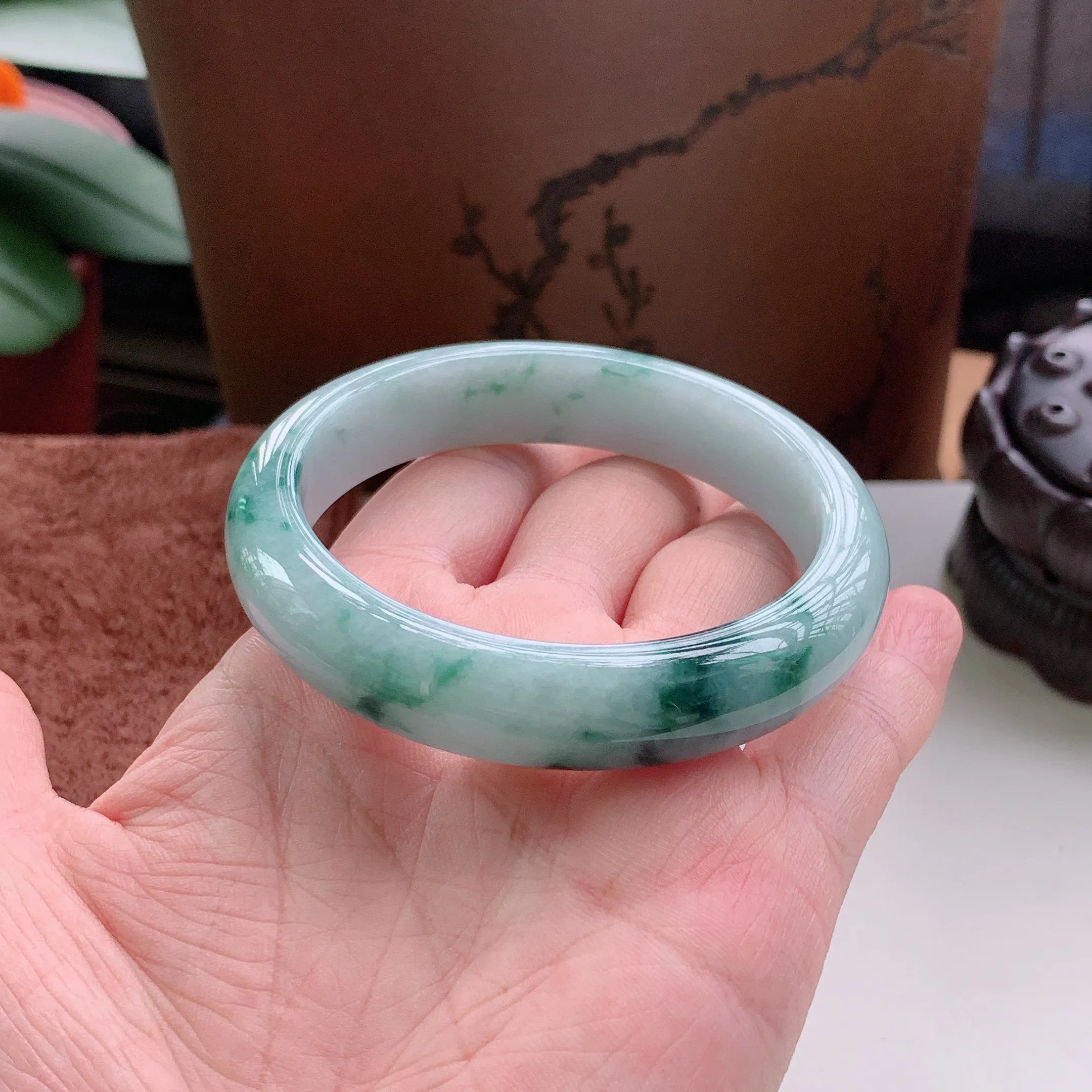 正圈58圈口，天然A货翡翠冰糯种春彩飘阳绿玉手镯，水润秀丽，飘花灵动，种水十足，视觉甜美可人，恰到好处的美，十分高雅耐看，条形优美，上手优雅大方。61.08