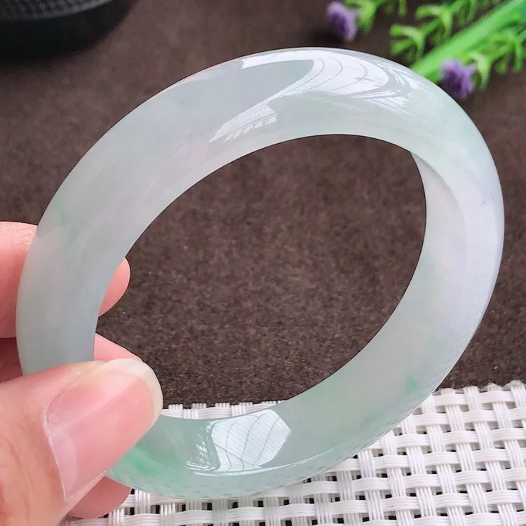 自然光，57圈口，老坑冰透果冻胶冰飘绿宽边手镯，翡翠玉镯，玉质细腻，冰莹起胶，色泽鲜美，均匀靓丽，雕工精湛，意境优美，清秀灵气，优雅气质，尺寸57/14/9