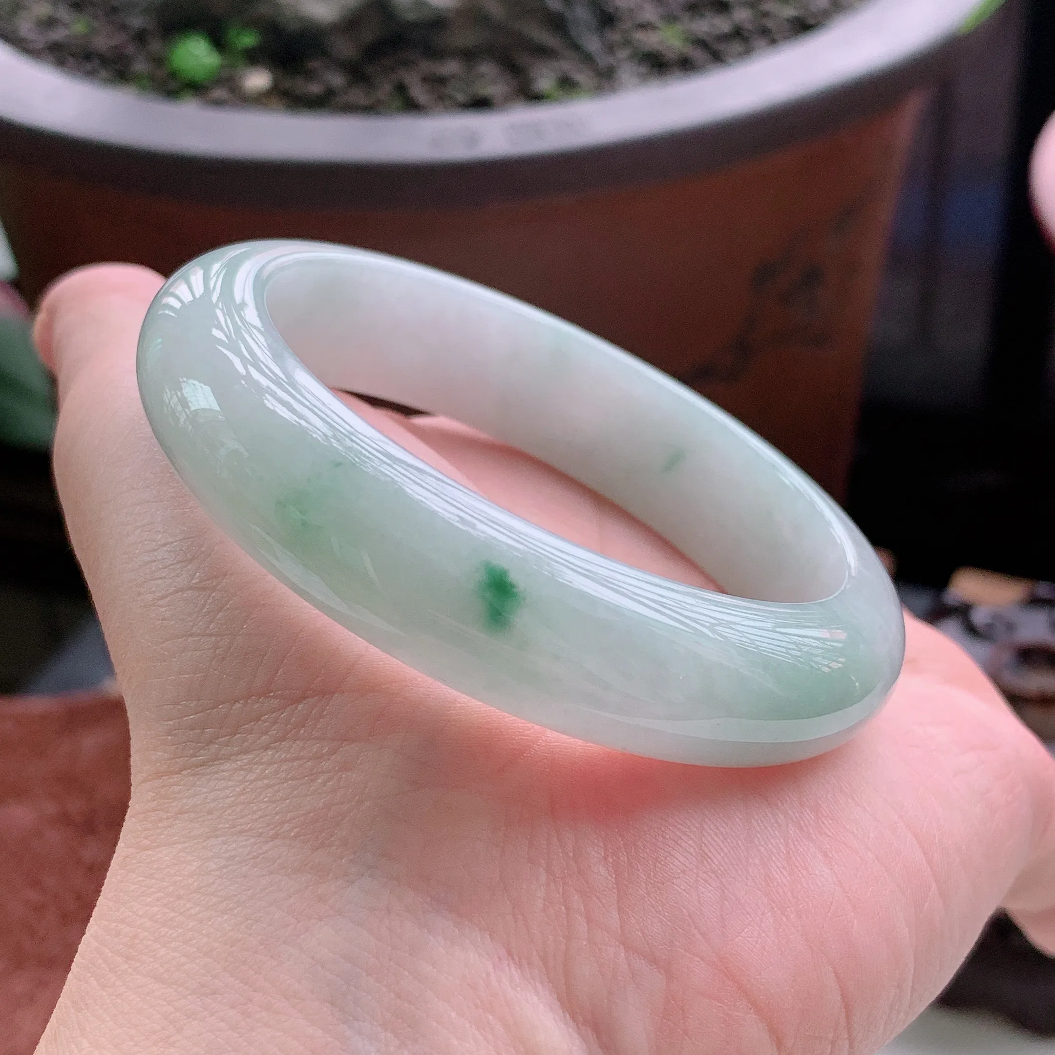正圈54圈口，天然A货翡翠冰糯种水润飘绿玉手镯，水润秀丽，飘花灵动，种水十足，视觉甜美可人，恰到好处的美，十分高雅耐看，条形优美，上手优雅大方。59.47