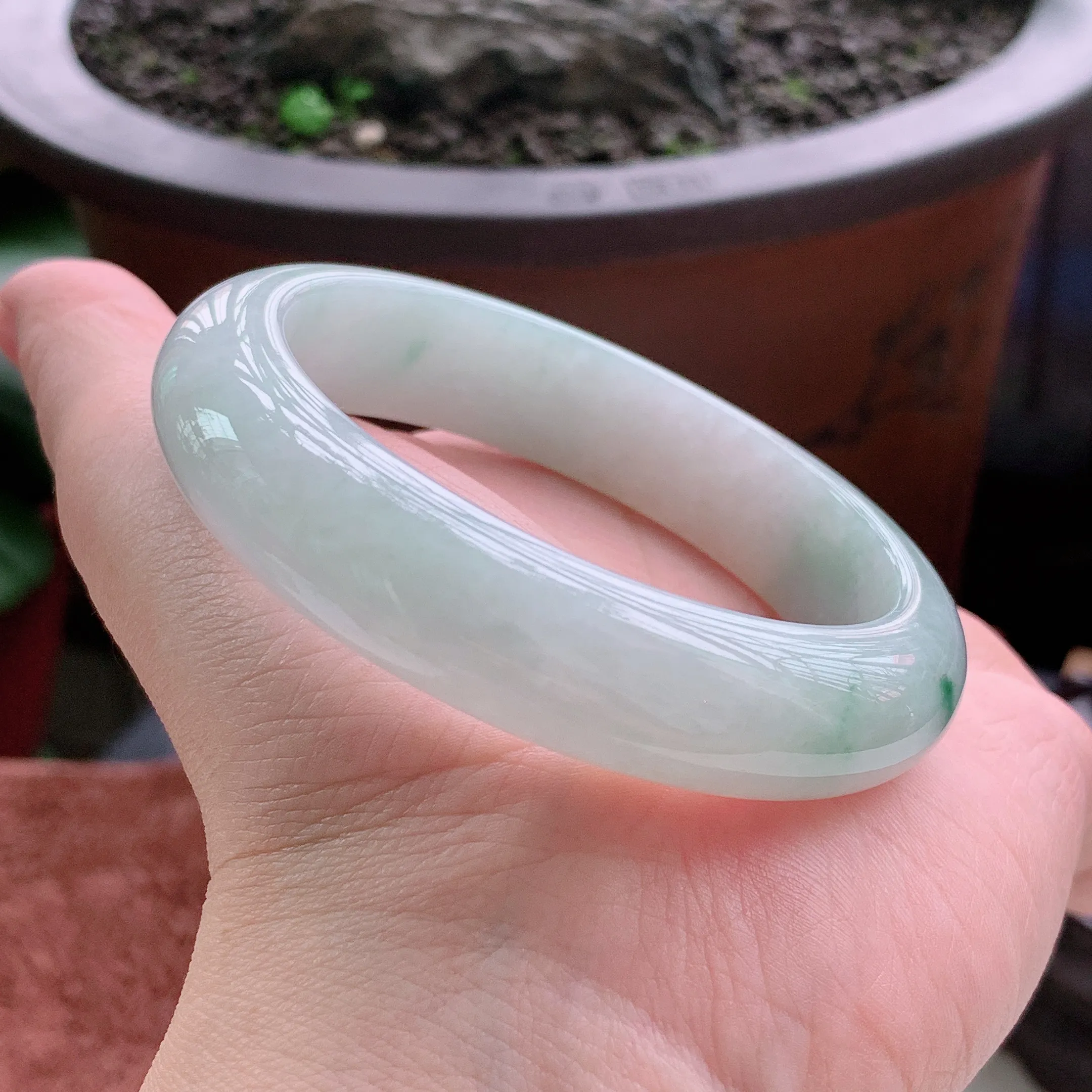 正圈54圈口，天然A货翡翠冰糯种水润飘绿玉手镯，水润秀丽，飘花灵动，种水十足，视觉甜美可人，恰到好处的美，十分高雅耐看，条形优美，上手优雅大方。59.47