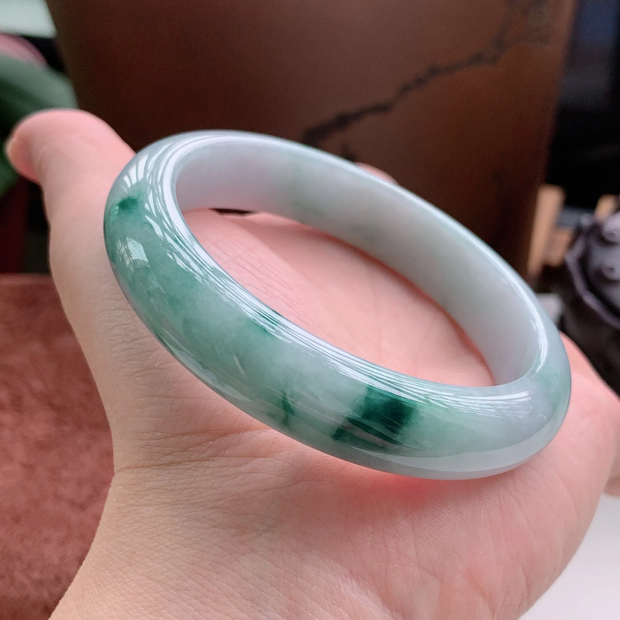 正圈57圈口，天然A货翡翠冰糯种水润飘绿玉手镯，水润秀丽，飘花灵动，种水十足，视觉甜美可人，恰到好处的美，十分高雅耐看，条形优美，上手优雅大方。58.56