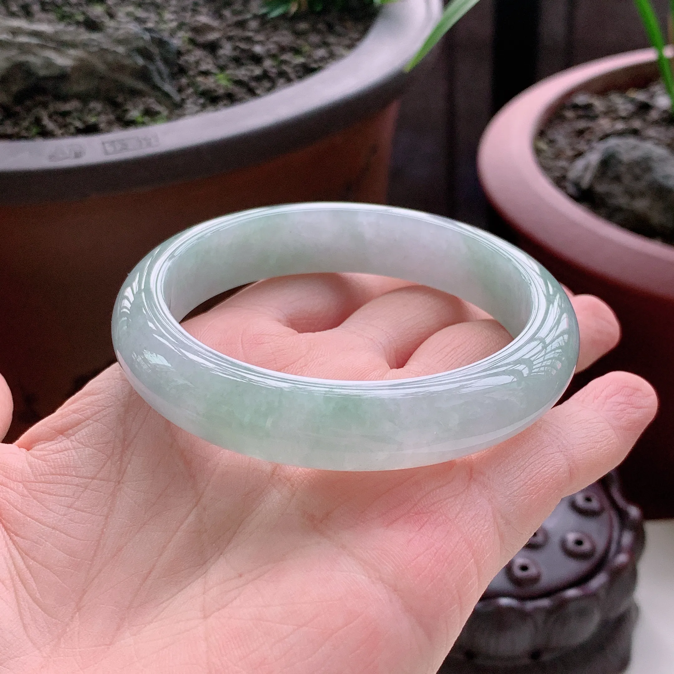 正圈56圈口，天然A货翡翠冰润飘绿玉手镯，水润秀丽，飘花灵动，种水十足，视觉甜美可人，恰到好处的美，十分高雅耐看，条形优美，上手优雅大方。58.63