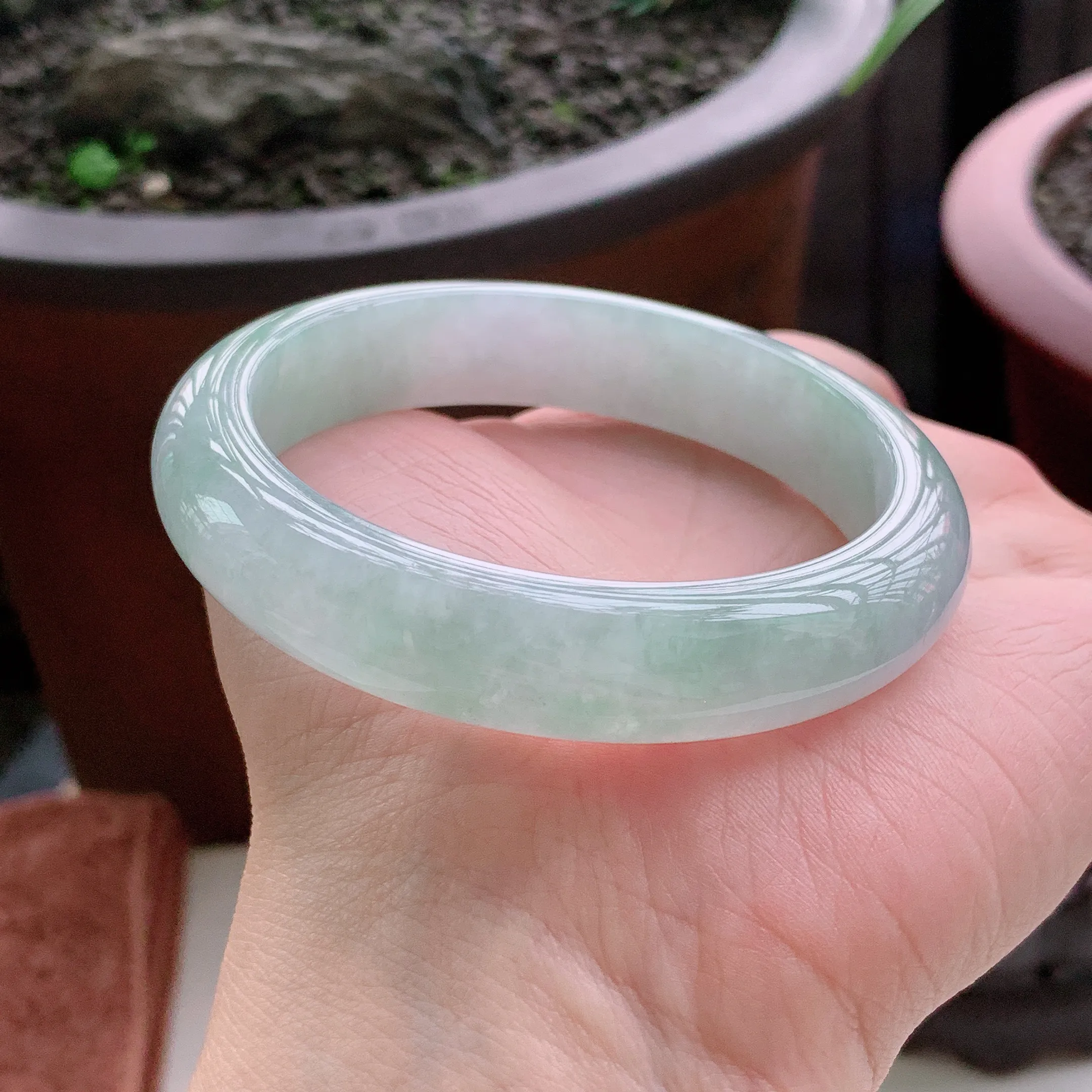 正圈56圈口，天然A货翡翠冰润飘绿玉手镯，水润秀丽，飘花灵动，种水十足，视觉甜美可人，恰到好处的美，十分高雅耐看，条形优美，上手优雅大方。58.63