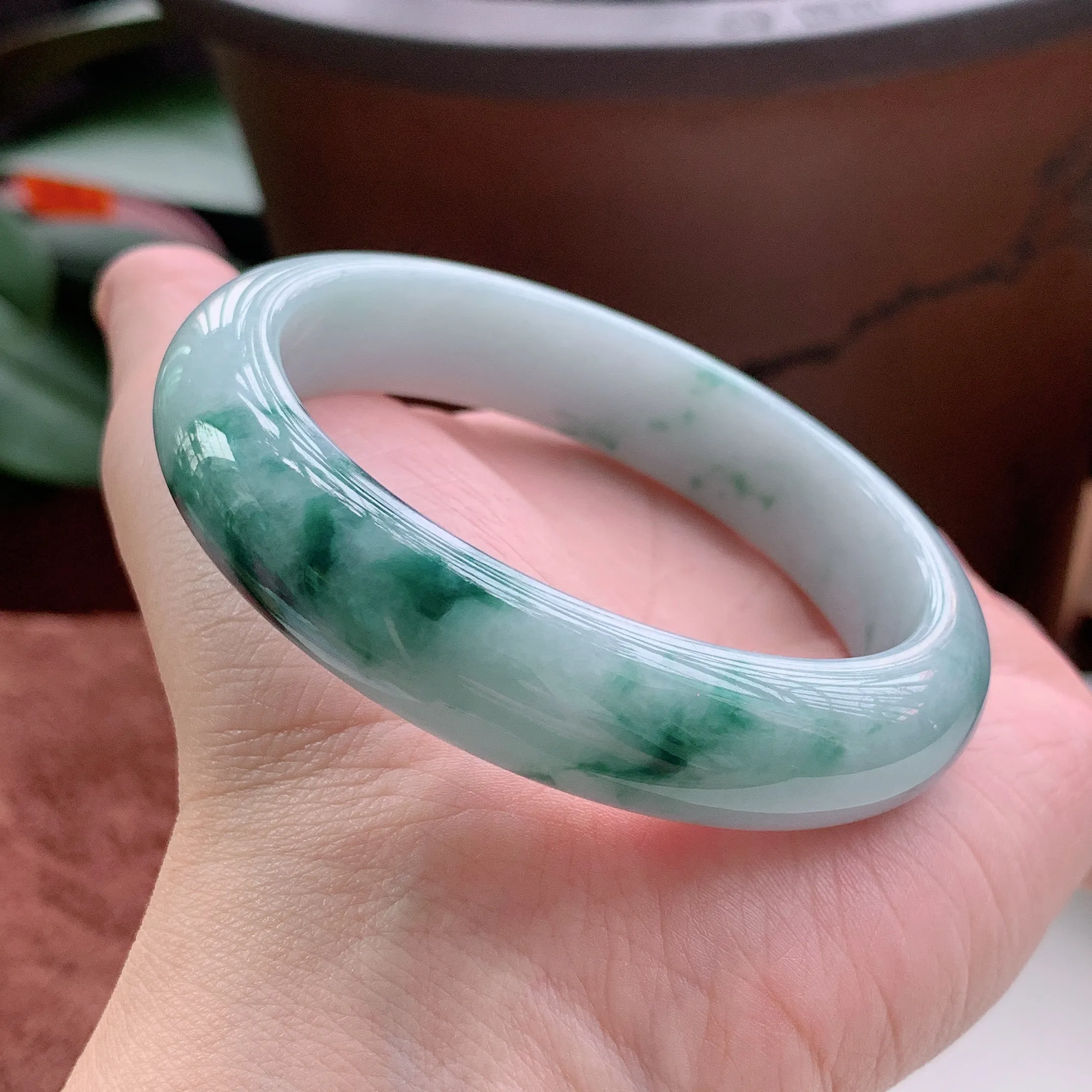 正圈58圈口，天然A货翡翠冰糯种春彩飘阳绿玉手镯，水润秀丽，飘花灵动，种水十足，视觉甜美可人，恰到好处的美，十分高雅耐看，条形优美，上手优雅大方。61.08