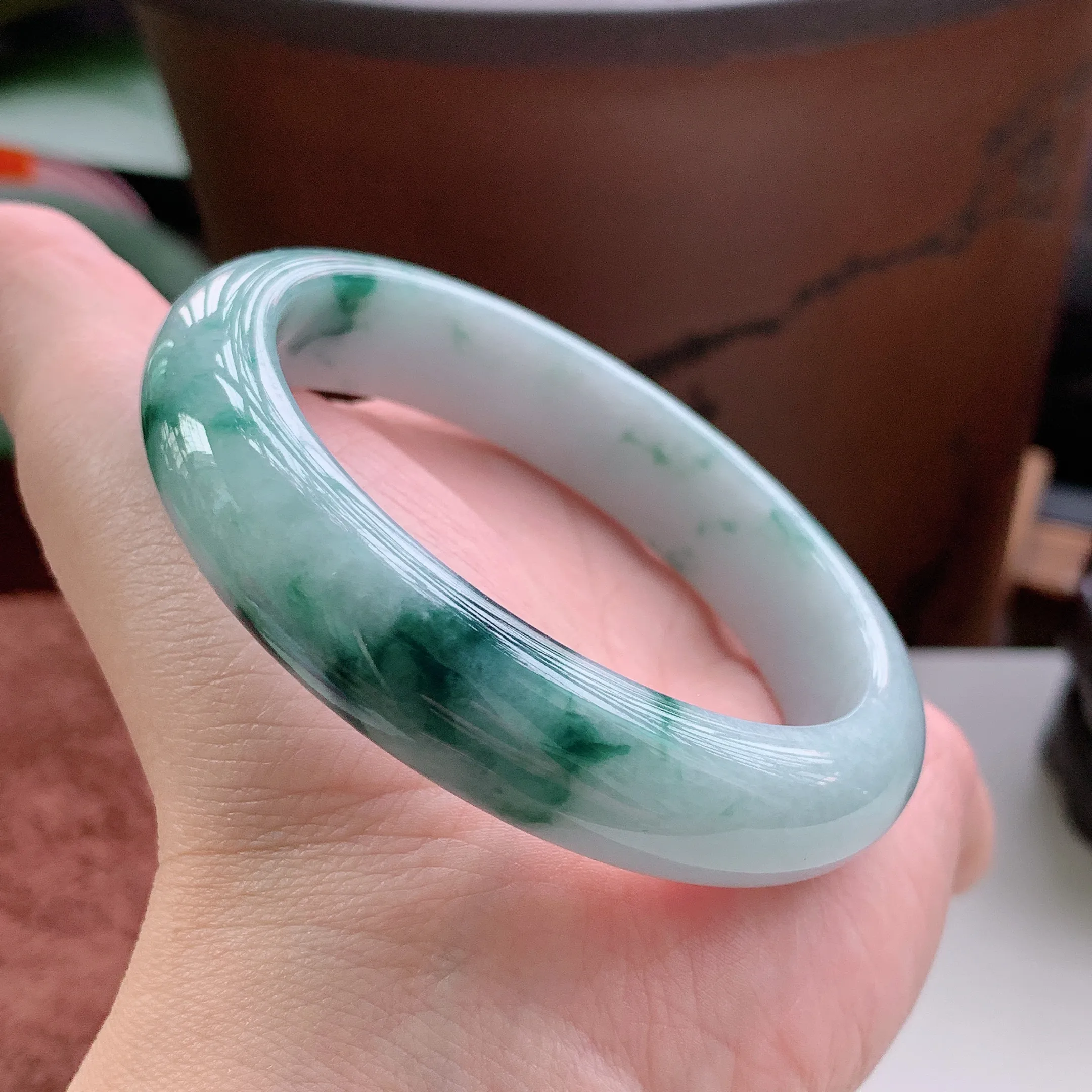 正圈58圈口，天然A货翡翠冰糯种春彩飘阳绿玉手镯，水润秀丽，飘花灵动，种水十足，视觉甜美可人，恰到