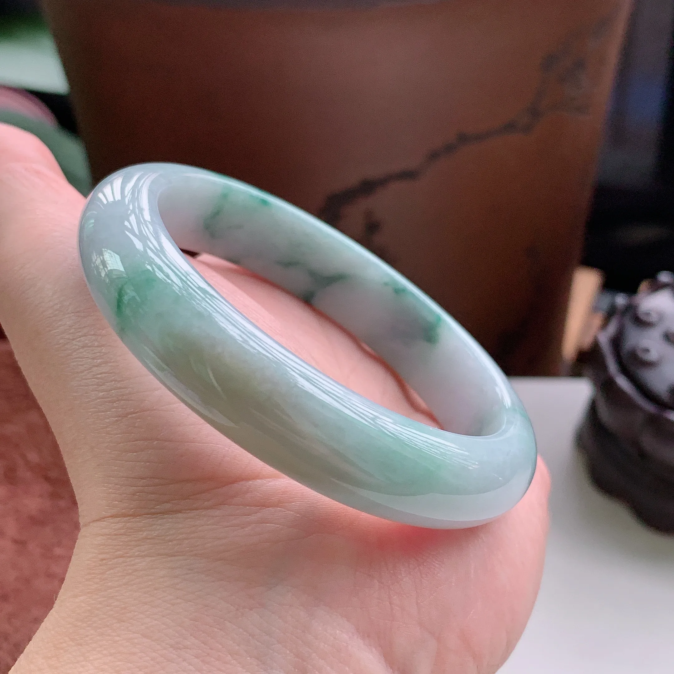正圈57圈口，天然A货翡翠冰糯种水润飘绿玉手镯，水润秀丽，飘花灵动，种水十足，视觉甜美可人，恰到好处的美，十分高雅耐看，条形优美，上手优雅大方。58.56