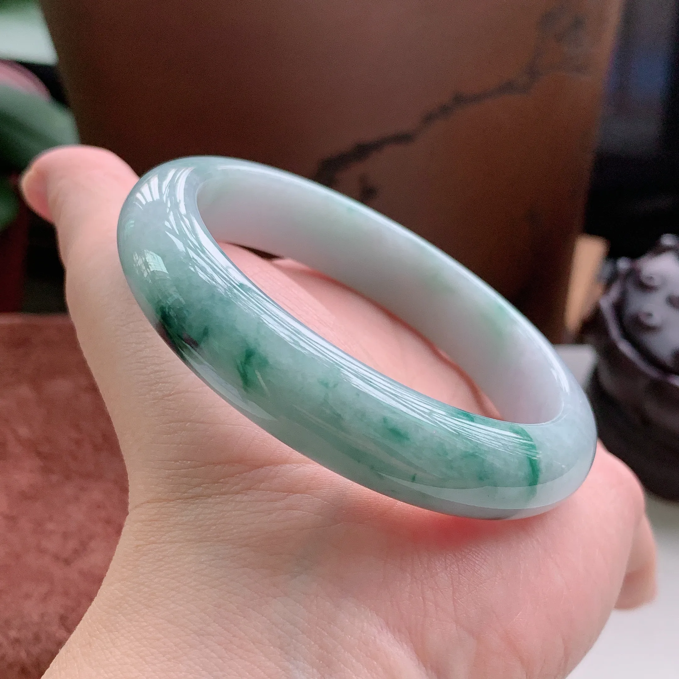 正圈57圈口，天然A货翡翠冰糯种水润飘绿玉手镯，水润秀丽，飘花灵动，种水十足，视觉甜美可人，恰到好处的美，十分高雅耐看，条形优美，上手优雅大方。58.56