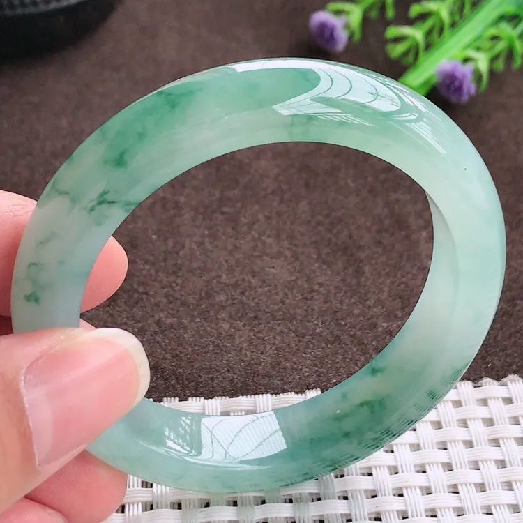 自然光，51.2圈口，老坑冰胶果冻冰飘花手镯，翡翠玉镯，玉质细腻，冰莹起胶，色泽鲜美，均匀靓丽，雕工精湛，意境优美，清秀灵气，优雅气质，尺寸51.2/12/8.5