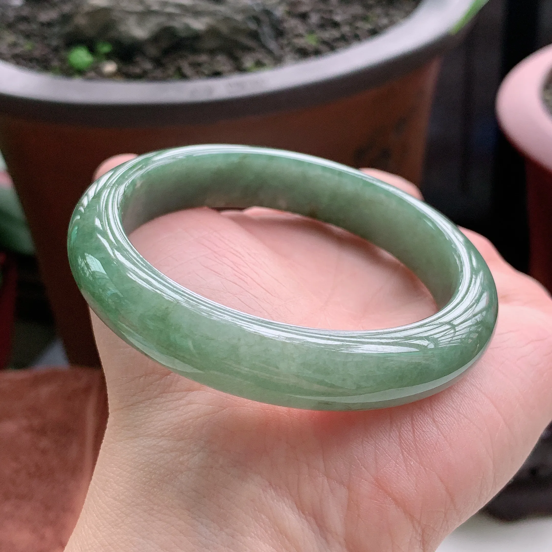 正圈58圈口，天然A货翡翠冰糯种油青满色满绿玉手镯，水润秀丽，飘花灵动，种水十足，视觉甜美可人，恰到好处的美，十分高雅耐看，条形优美，上手优雅大方。