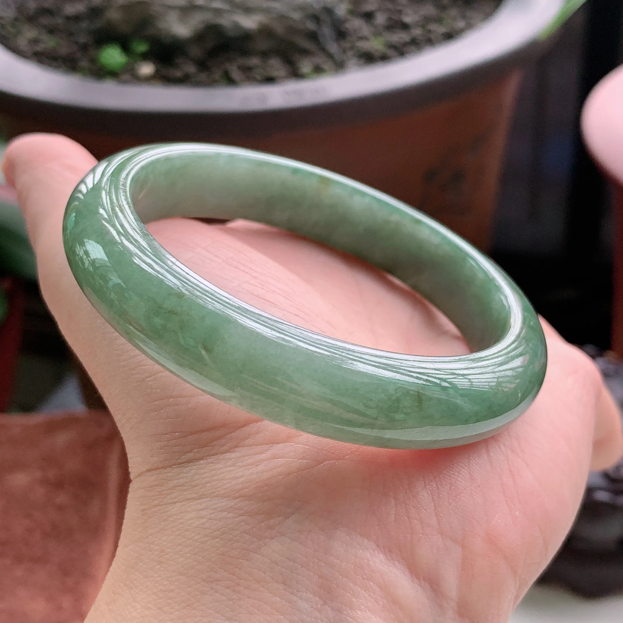 正圈58圈口，天然A货翡翠冰糯种油青满色满绿玉手镯，水润秀丽，飘花灵动，种水十足，视觉甜美可人，恰到好处的美，十分高雅耐看，条形优美，上手优雅大方。