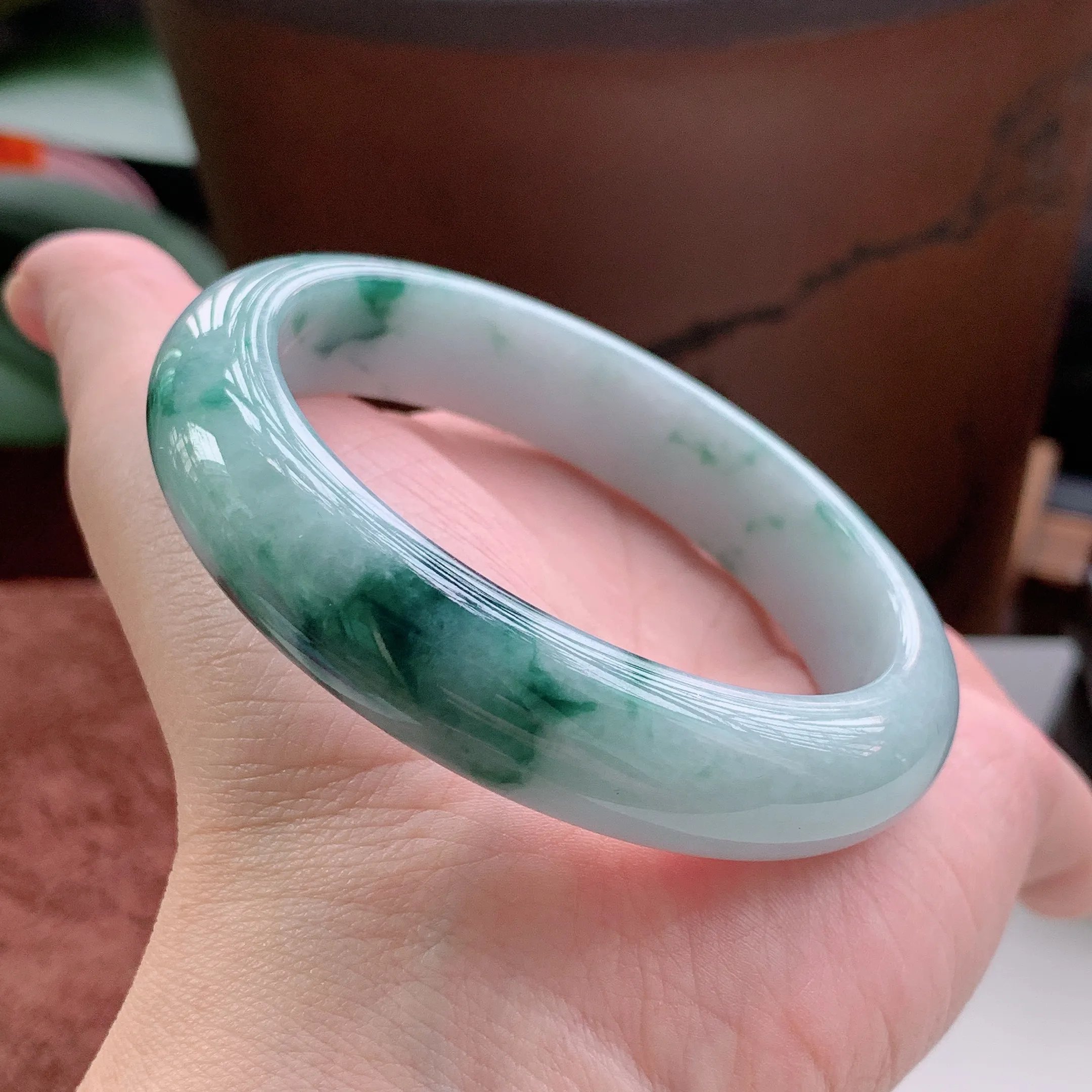 正圈58圈口，天然A货翡翠冰糯种春彩飘阳绿玉手镯，水润秀丽，飘花灵动，种水十足，视觉甜美可人，恰到好处的美，十分高雅耐看，条形优美，上手优雅大方。61.08