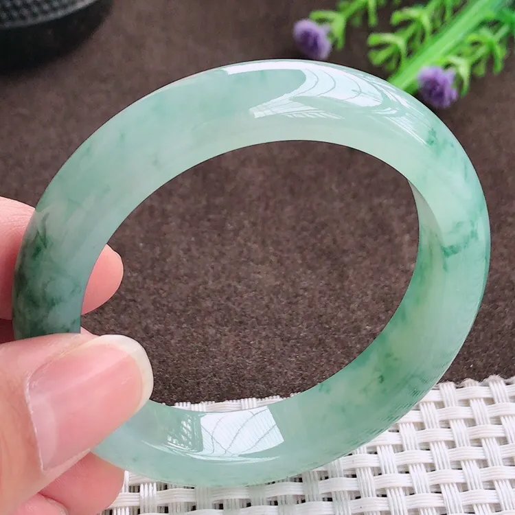 自然光，51.2圈口，老坑冰胶果冻冰飘花手镯，翡翠玉镯，玉质细腻，冰莹起胶，色泽鲜美，均匀靓丽，雕工精湛，意境优美，清秀灵气，优雅气质，尺寸51.2/12/8.5