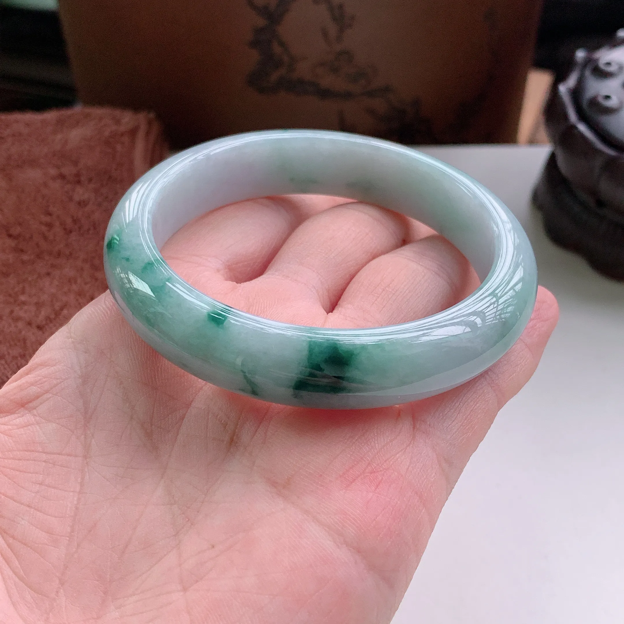 正圈57圈口，天然A货翡翠冰糯种水润飘绿玉手镯，水润秀丽，飘花灵动，种水十足，视觉甜美可人，恰到好处的美，十分高雅耐看，条形优美，上手优雅大方。58.56