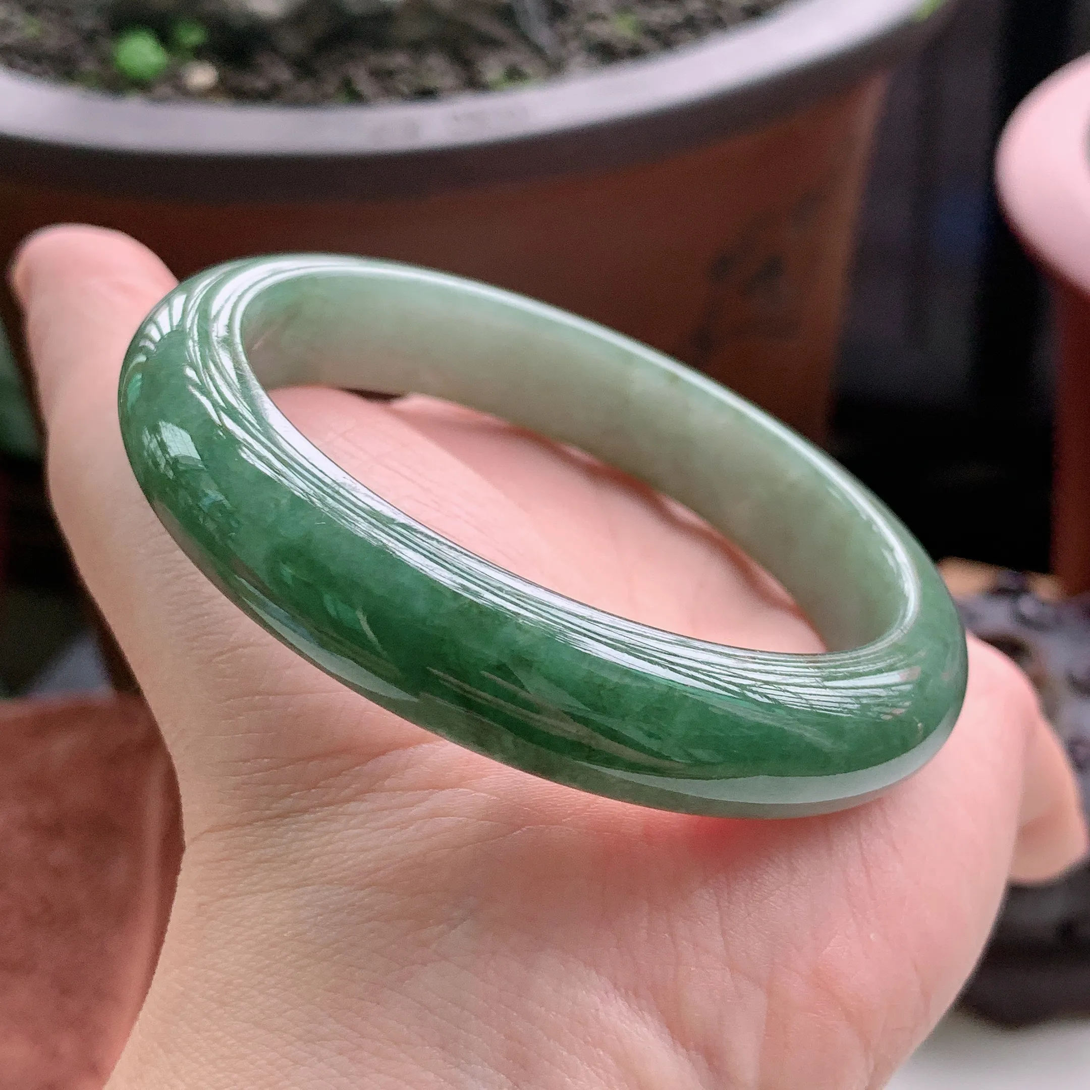 正圈58圈口，天然A货翡翠冰糯种油青满色满绿玉手镯，水润秀丽，飘花灵动，种水十足，视觉甜美可人，恰到好处的美，十分高雅耐看，条形优美，上手优雅大方。