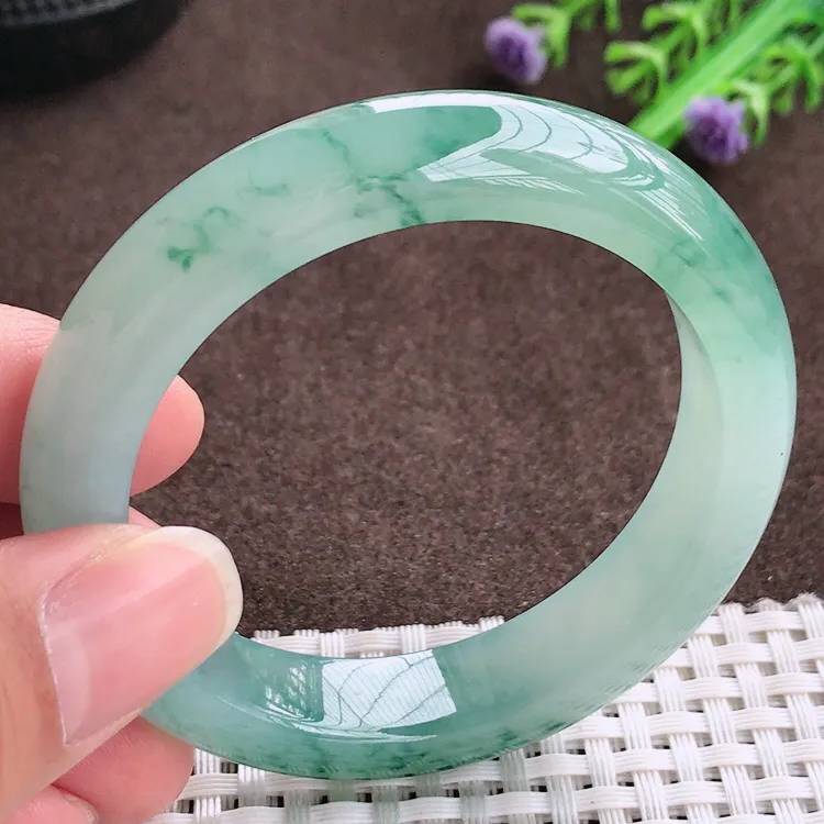 自然光，51.2圈口，老坑冰胶果冻冰飘花手镯，翡翠玉镯，玉质细腻，冰莹起胶，色泽鲜美，均匀靓丽，雕工精湛，意境优美，清秀灵气，优雅气质，尺寸51.2/12/8.5