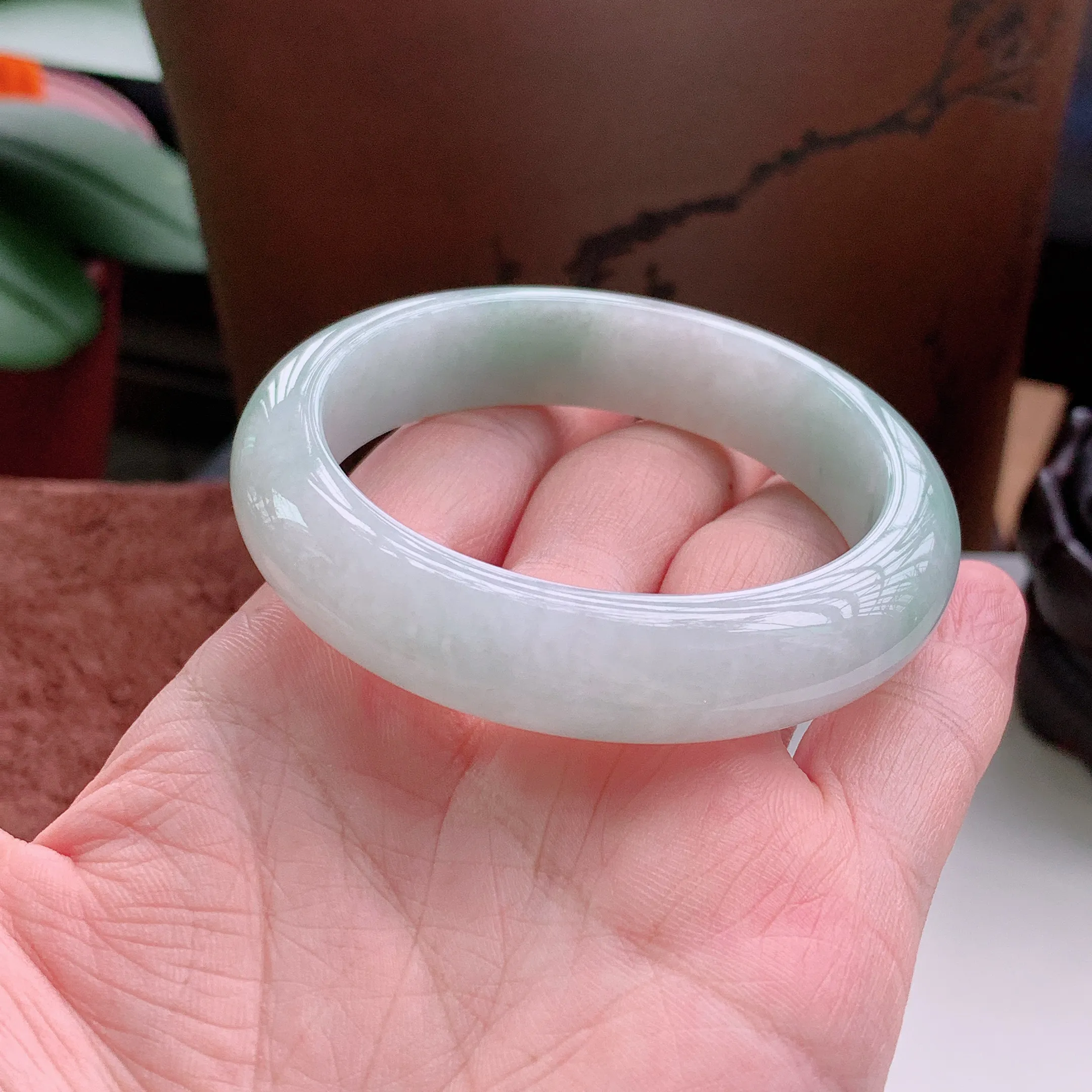 正圈54圈口，天然A货翡翠冰糯种水润飘绿玉手镯，水润秀丽，飘花灵动，种水十足，视觉甜美可人，恰到好处的美，十分高雅耐看，条形优美，上手优雅大方。59.47