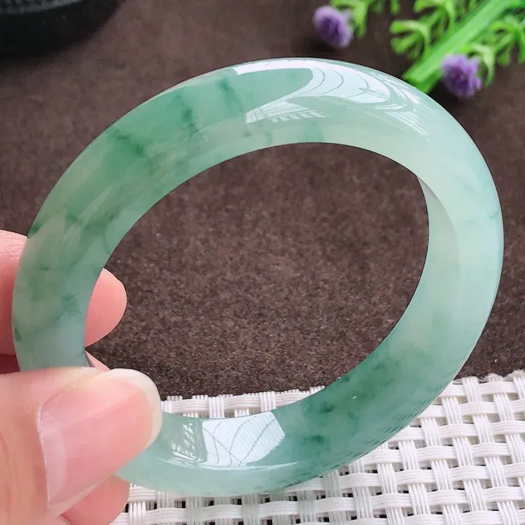 自然光，51.2圈口，老坑冰胶果冻冰飘花手镯，翡翠玉镯，玉质细腻，冰莹起胶，色泽鲜美，均匀靓丽，雕工精湛，意境优美，清秀灵气，优雅气质，尺寸51.2/12/8.5