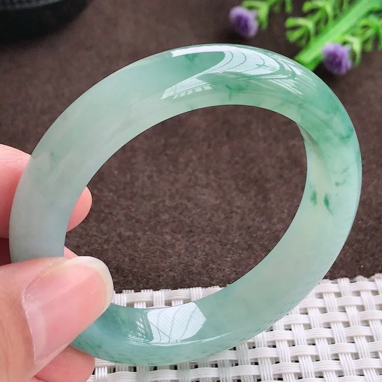 自然光，51.2圈口，老坑冰胶果冻冰飘花手镯，翡翠玉镯，玉质细腻，冰莹起胶，色泽鲜美，均匀靓丽，雕工精湛，意境优美，清秀灵气，优雅气质，尺寸51.2/12/8.5
