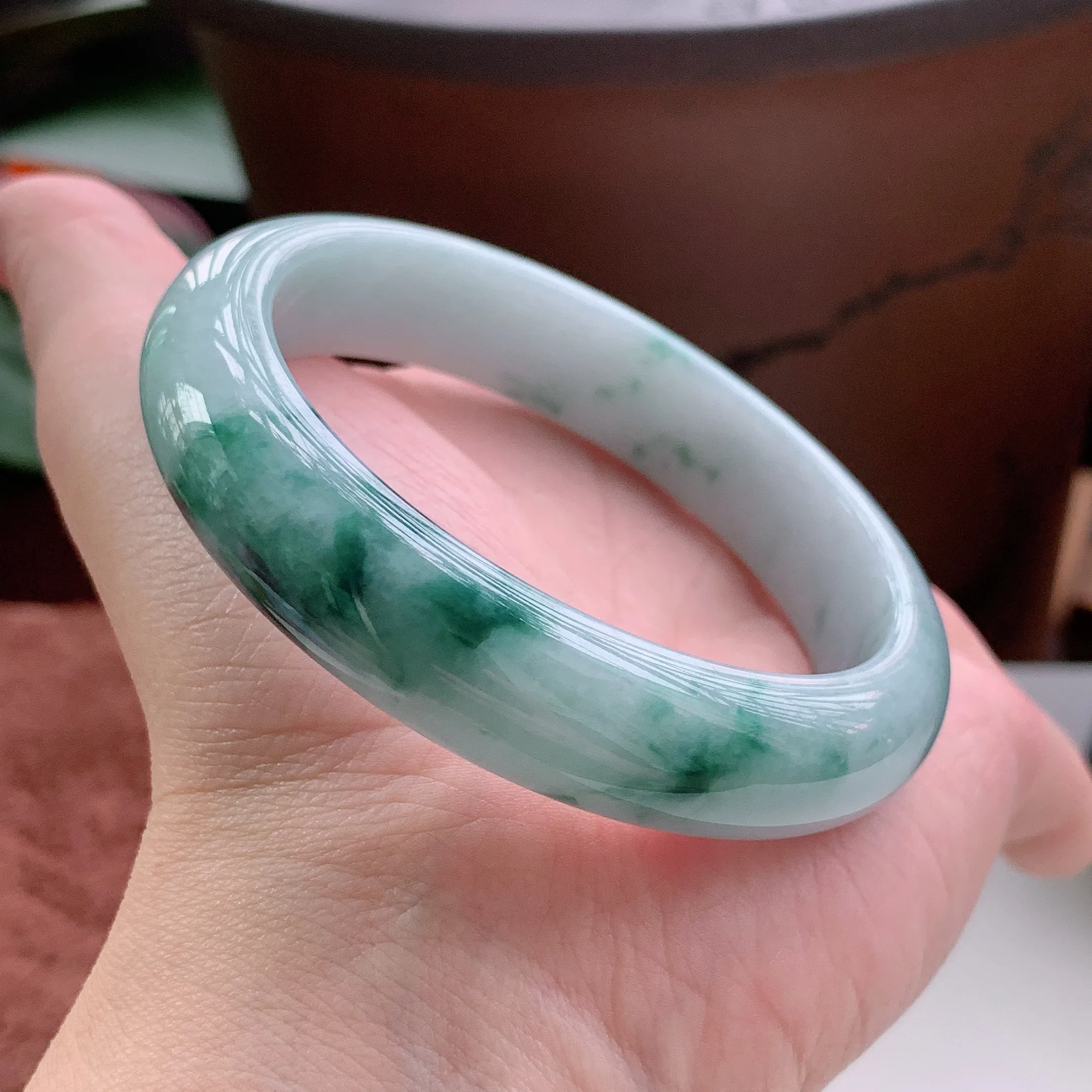 正圈58圈口，天然A货翡翠冰糯种春彩飘阳绿玉手镯，水润秀丽，飘花灵动，种水十足，视觉甜美可人，恰到好处的美，十分高雅耐看，条形优美，上手优雅大方。61.08