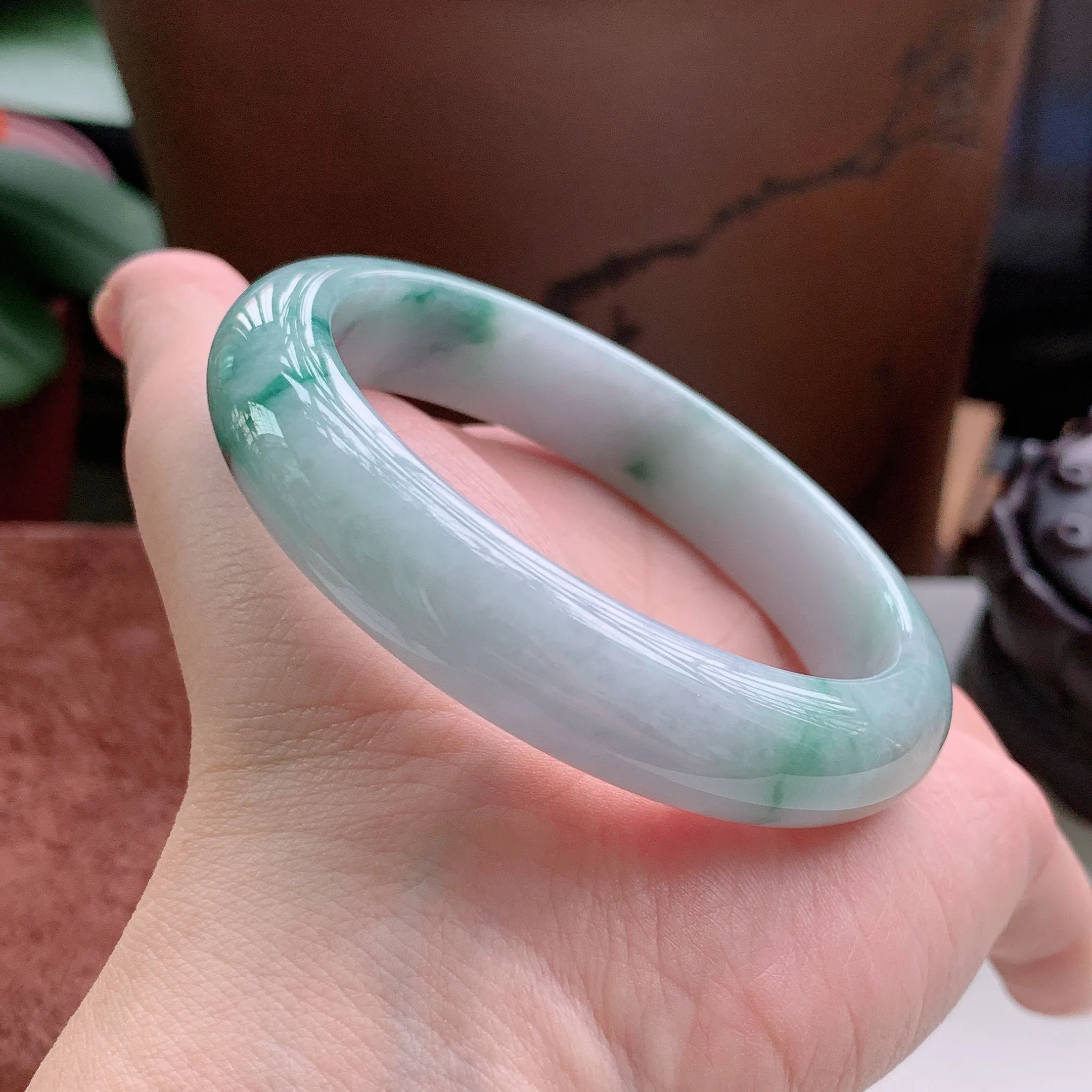 正圈57圈口，天然A货翡翠冰糯种水润飘绿玉手镯，水润秀丽，飘花灵动，种水十足，视觉甜美可人，恰到好处的美，十分高雅耐看，条形优美，上手优雅大方。58.56