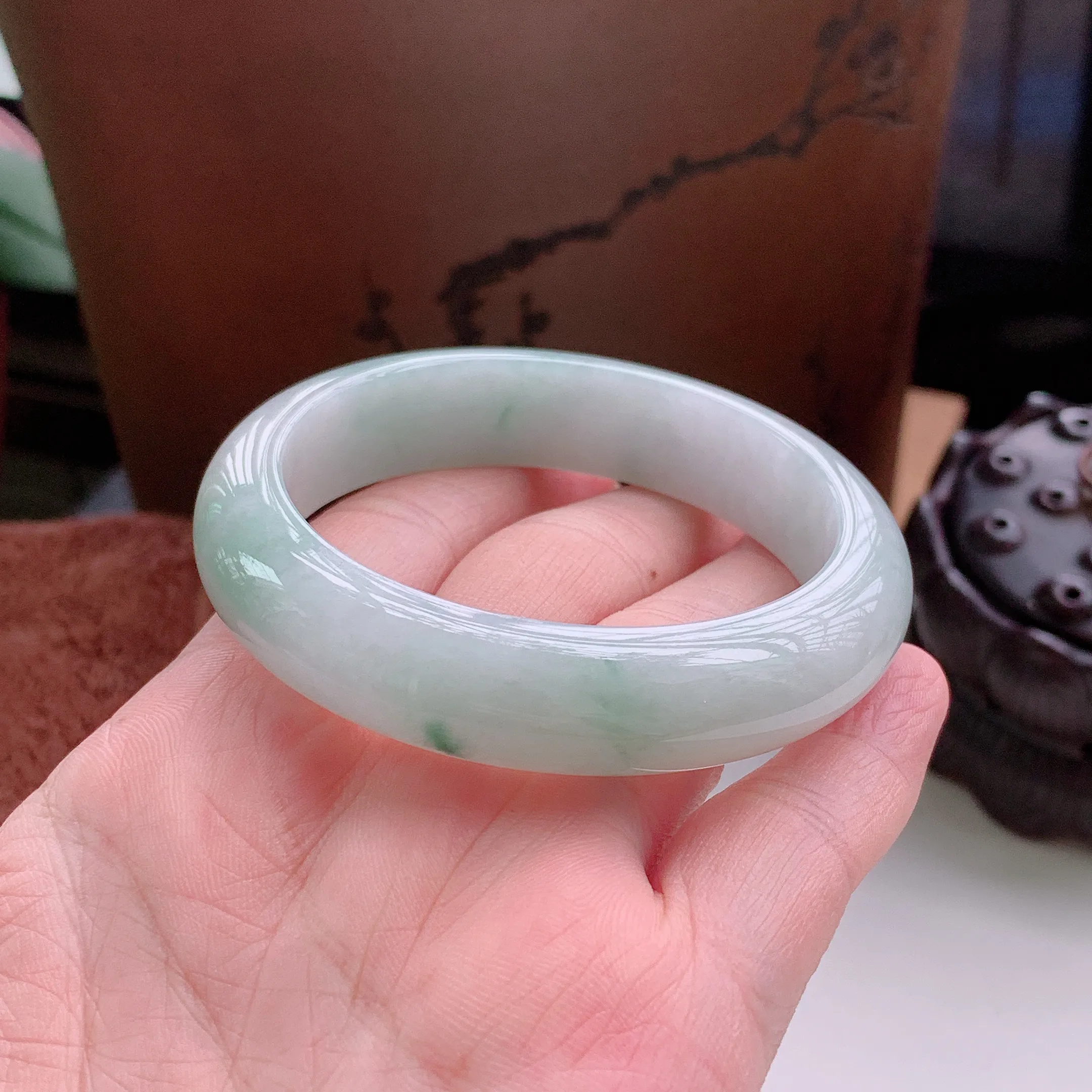 正圈54圈口，天然A货翡翠冰糯种水润飘绿玉手镯，水润秀丽，飘花灵动，种水十足，视觉甜美可人，恰到好处的美，十分高雅耐看，条形优美，上手优雅大方。59.47